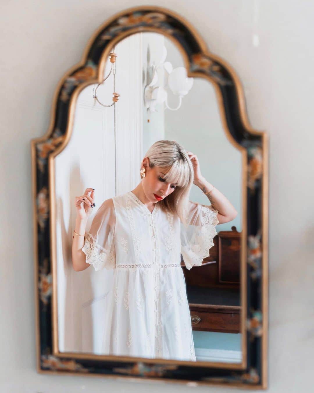 リリー＝ローズ・メロディのインスタグラム：「Patiently waiting for Indonesian borders to reopen while doing my seven days quarantine in France. Indonesia is supposed to re-open on the 8th of feb but rumors has it that the ban will be extended for a third time until the 18th. I’m trying not to stress too much about the fact I have to find a new cat sitter for my little munchkin starting from the 8th 😿🤞🏻.  In the meantime, here’s a memory of a beautiful day in @ballyvolanehouse , Ireland 💛✨.」