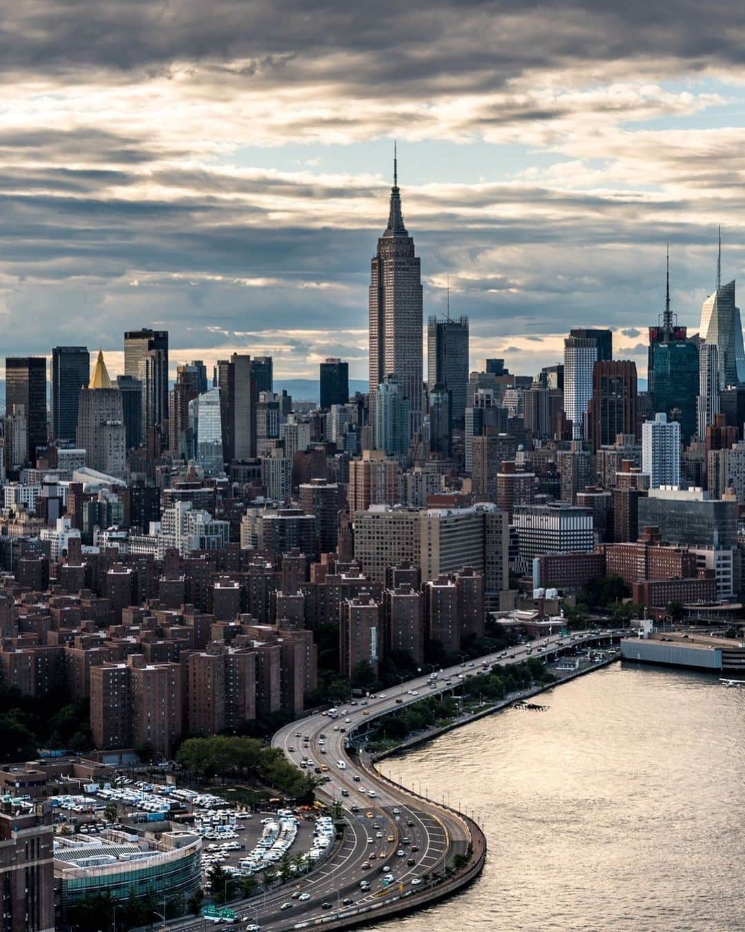Empire State Buildingのインスタグラム：「Here’s a creepy/cool NYC fun fact for you: Of the many abandoned subway stations scattered across the city, one is extra mysterious… ⁠ ⠀⠀⠀⠀⠀⠀⠀⠀⠀ ⁠ The 76th St stop was closed on an unknown date, with many left to wonder if it ever existed due to its absence on any map according to the @NYTimes… ⁠ ⠀⠀⠀⠀⠀⠀⠀⠀⠀ ⁠ With barely any info available, the supposedly sealed-off station will forever remain one of the city’s best-kept secrets. ⁠ ⠀⠀⠀⠀⠀⠀⠀⠀⠀ ⁠ 📷: Derek Hayn ⁠ #EmpireStatebuilding」