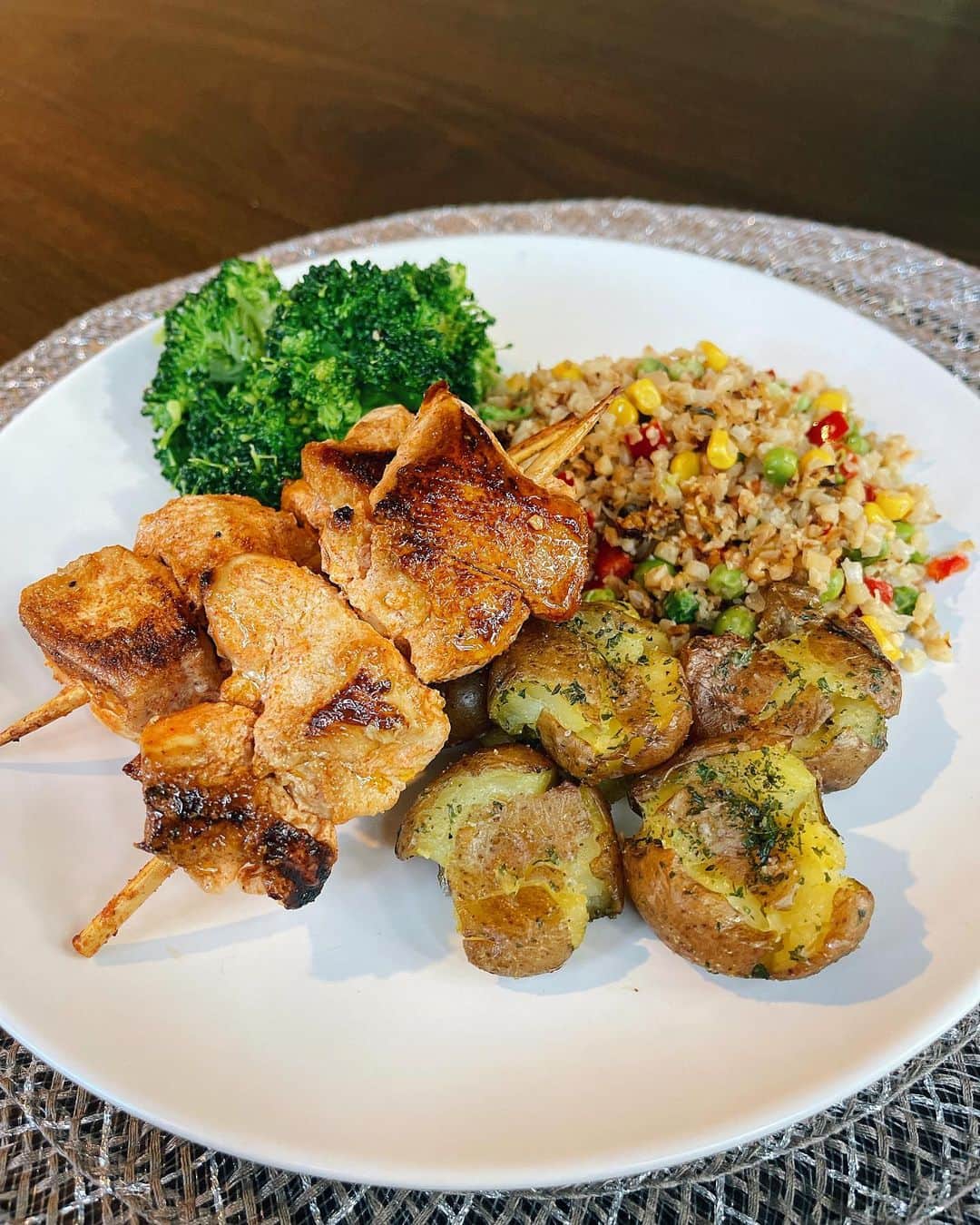 Sascha Barbozaのインスタグラム：「Pinchos de pollo con Yogurt. Quedaron súper ricos, aquí les comparto la receta.  2 cucharaditas de  paprika. 1 taza de yogurt griego. 2 cucharadas de vinagre de vino tinto. 3 cucharadas de aceite de oliva. 2 cucharaditas de sal y una cucharadita de pimienta. 1 cucharada de pasta de tomate. 6  dientes de ajo machacados. 1 limón amarillo exprimido. 1 kilo de pechugas de pollo cortadas en cubos grandes.  Primero combina las dos cucharaditas de paprika con dos cucharadas de agua caliente, revuelve bien. Aparte mezcla en un bowl el yogurt, vinagre, aceite de oliva, sal, pimienta , pasta de tomate y la mezcla de paprika, revuelve bien y luego agregar ajo, limón, mezcla muy bien y luego agregar el pollo, deja marinando 1-2 horas.  Usa unos palitos de madera, haz los pinchos pero escurre bien el pollo antes de armarlos. En una parrilla o en una plancha prepara los pinchos, como no lo pude hacer en una parrilla lo que hice fue ponerlos en una plancha, dorarlo bien de un lado, luego del otro y terminarlos en un horno a 400° por 10-15 min, depende del tamaño de los cubos.   Las papas son súper fáciles de hacer, buscar unas papas pequeñas, las hierves hasta que estén tiernas, las estripas con las manos una vez que enfrían, ponen una bandeja con aceite de oliva, condimentarlas con aceite de oliva, sal marina, pimienta, perejil y hornea a 400° hasta que estén doradas.」