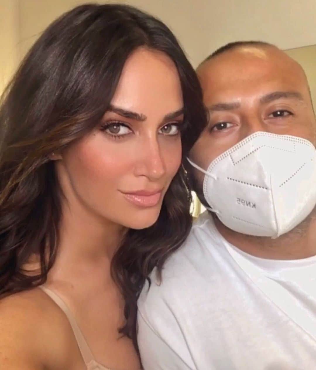 ドナ・フェルドマンのインスタグラム：「So grateful to reunite with the incredibly talented and sweetest @makeupbyjmonroy 🙌🏽 #thatglowtho  #behindthescenes」