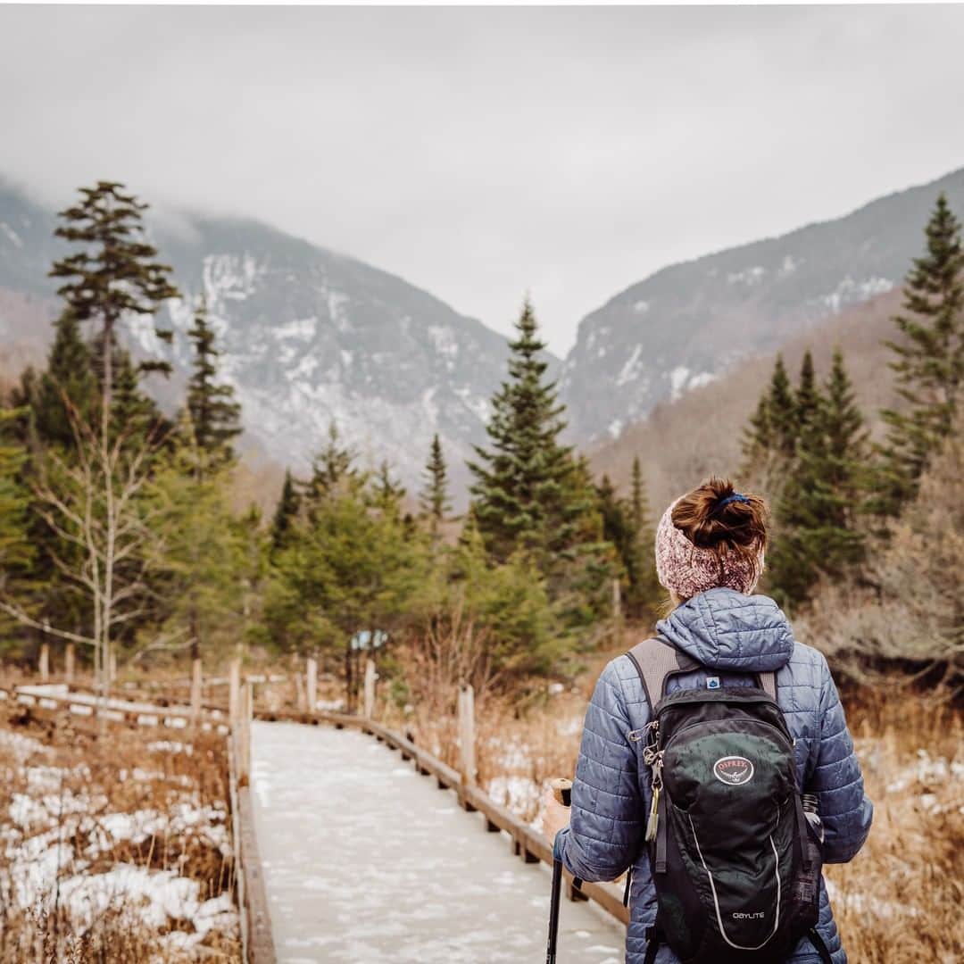 オスプレーのインスタグラム：「"The bad news is time flies. The good news is you're the pilot." - Michael Altshuler 📷 by @zosie_marie  Featured pack from the Daylite Series #ospreypacks」