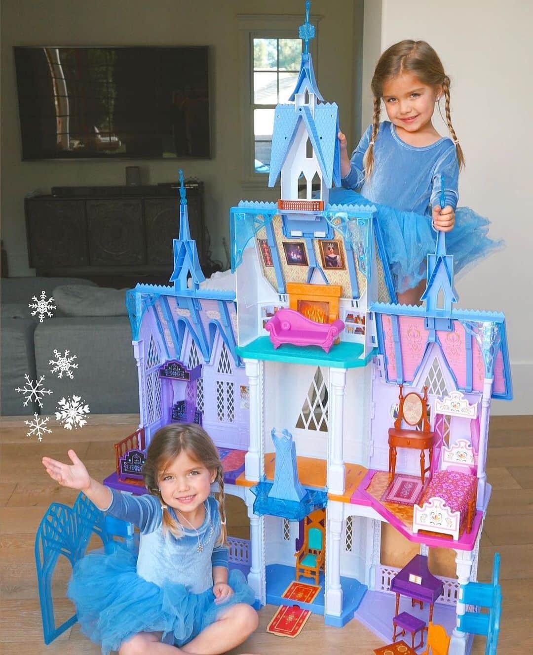 Hasbroのインスタグラム：「#repost @taytumandoakley: Look what we got for Christmas #ad - the Ultimate Arendelle Castle Playset, inspired by Disney’s Frozen 2! The castle has four floors consisting of 7 different rooms, with cool features like a moving balcony and colorful light show inspired by the Northern Lights And the castle is even bigger than we are! We’re having so much fun playing Frozen ️ @Hasbro, #Disney, #frozen2」