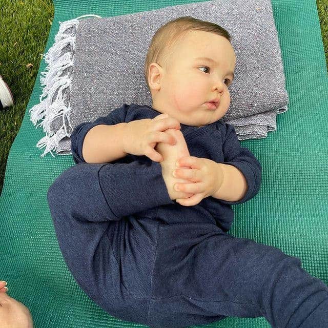 Primer Impactoさんのインスタグラム写真 - (Primer ImpactoInstagram)「Baby Yoga! 🧘🏽👶🏼 Así son las divertidas clases de yoga que toma @fordliam__ junto a su madre @pamelasilva.  Pronto verás más en #PrimerImpacto 📺. #babyyoga  #FordLiam #primerimpacto.」1月29日 6時41分 - primerimpacto