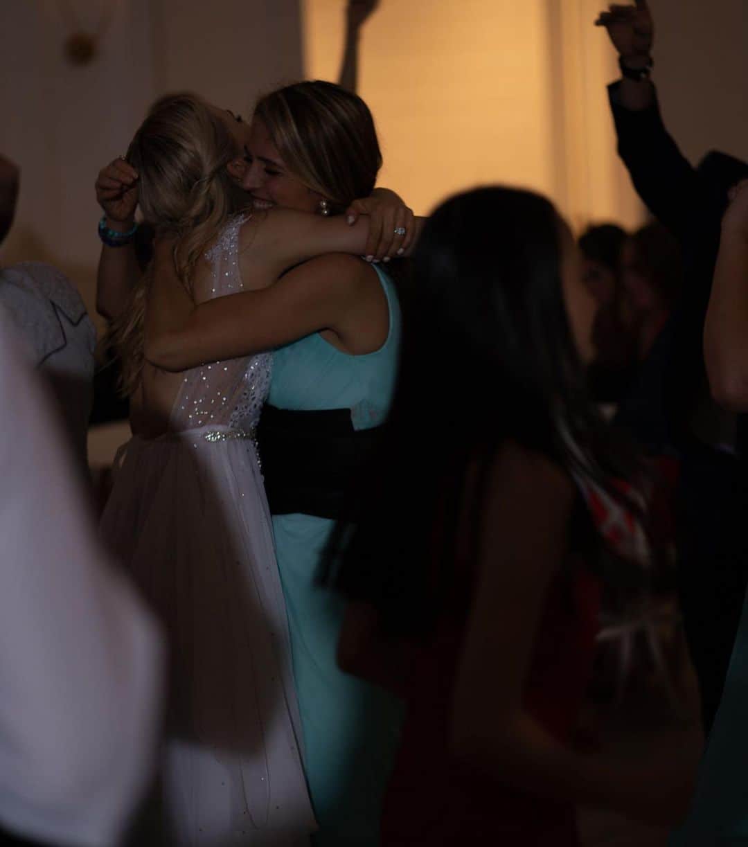 アシュリー・ケインのインスタグラム：「Missing hugs like these on crowded dance floors 🤍」