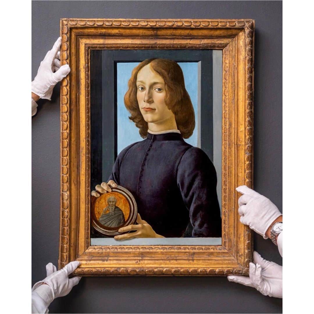 クレメンツリベイロさんのインスタグラム写真 - (クレメンツリベイロInstagram)「#sandrobotticelli Portrait of a Young Man Holding a Roundel #1480 - #sothebys」1月29日 6時46分 - clementsribeiro