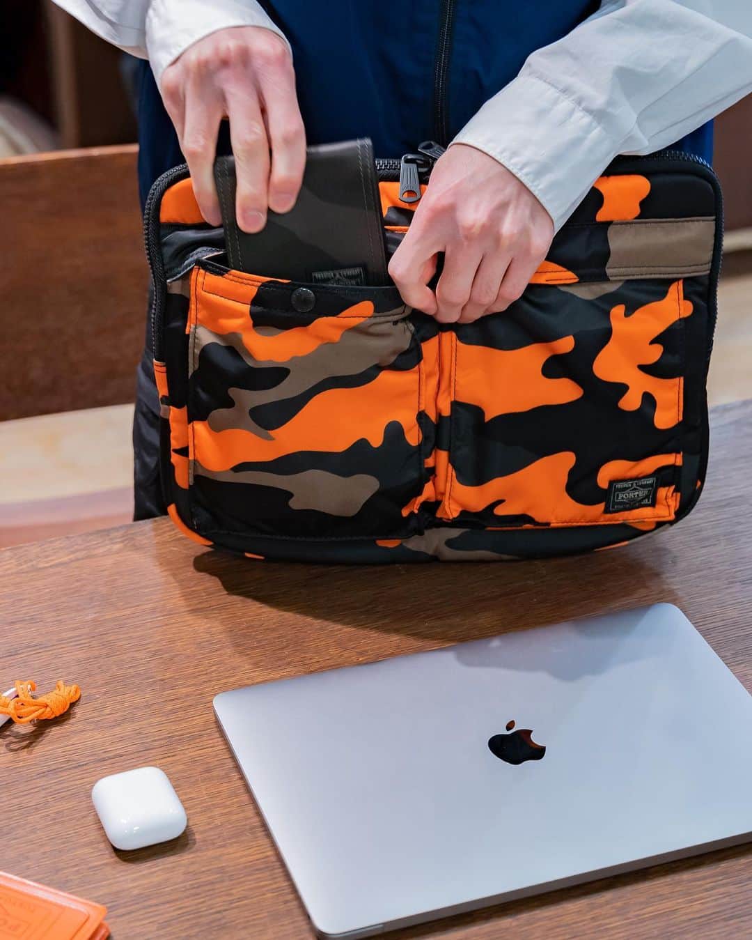 のインスタグラム：「SHOP ORIGINAL﻿ PS CAMO﻿ ﻿ ウッドランドパターンのカモフラージュ柄に、ビビットなオレンジカラーを取り入れたPORTER STANDオリジナルシリーズ。﻿ ﻿ A4書類、13inchノートPCやタブレットなどが入るサイズで、クラッチバッグとしてはもちろん、インナーケースとしてもお使いいただくことができます。 ﻿ ﻿ DOCUMENT CASE﻿ No.384-08390﻿ ￥19,000+tax﻿ W350/H270/D20mm﻿ ﻿ こちらの商品は吉田カバンオフィシャルオンラインストアでも好評発売中です。﻿ ﻿ #yoshidakaban #porter #luggagelabel #madeinjapan #japan #porterstand #shinagawa #tokyo #kyoto #ps #camo #document #remotework #在宅ワーク #gift #limited #exclusive #吉田カバン#ポーター #ポータースタンド #品川 #東京 #京都 #限定」