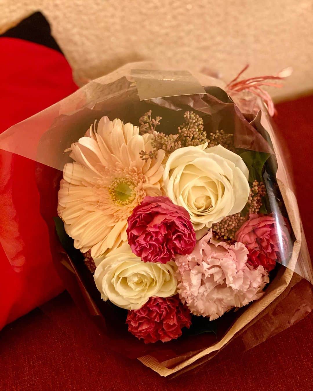 ImotoEtsuyo さんのインスタグラム写真 - (ImotoEtsuyo Instagram)「綺麗なお花を頂きました。 ・ 良い香り♡ ありがとうございます。 ・  ・ 本日15時〜 #ショップチャンネル　 ・  ・ @riosa_body の #フェイス用肌磨きミトン  と #ボディキュットウォッシュリッチ を ご紹介。 ・ 私も愛用者として　 少し出演します。 宜しければご覧下さいね。 ・ ・ 疲れたお肌のケアにピッタリな 商品。私も発売以来愛用してます。 ・ ・ @riosa_body  #リオッサ #riosa  #艶肌 #ツルピカ  #白肌 #美肌 #角質ケア #角質  #美ボディ #ボディケア  #beauty  #ボディメイク  #ショップチャンネル」1月29日 6時50分 - bisuhada