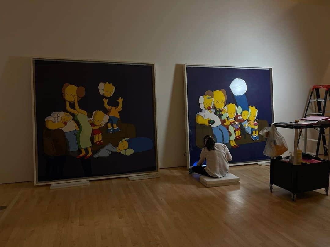 KAWSONEさんのインスタグラム写真 - (KAWSONEInstagram)「Quiet afternoon at the @brooklynmuseum install. Paloma doing condition reports as works come out of their crates.  #KAWS #BrooklynMuseum #WHATPARTY」1月29日 6時50分 - kaws