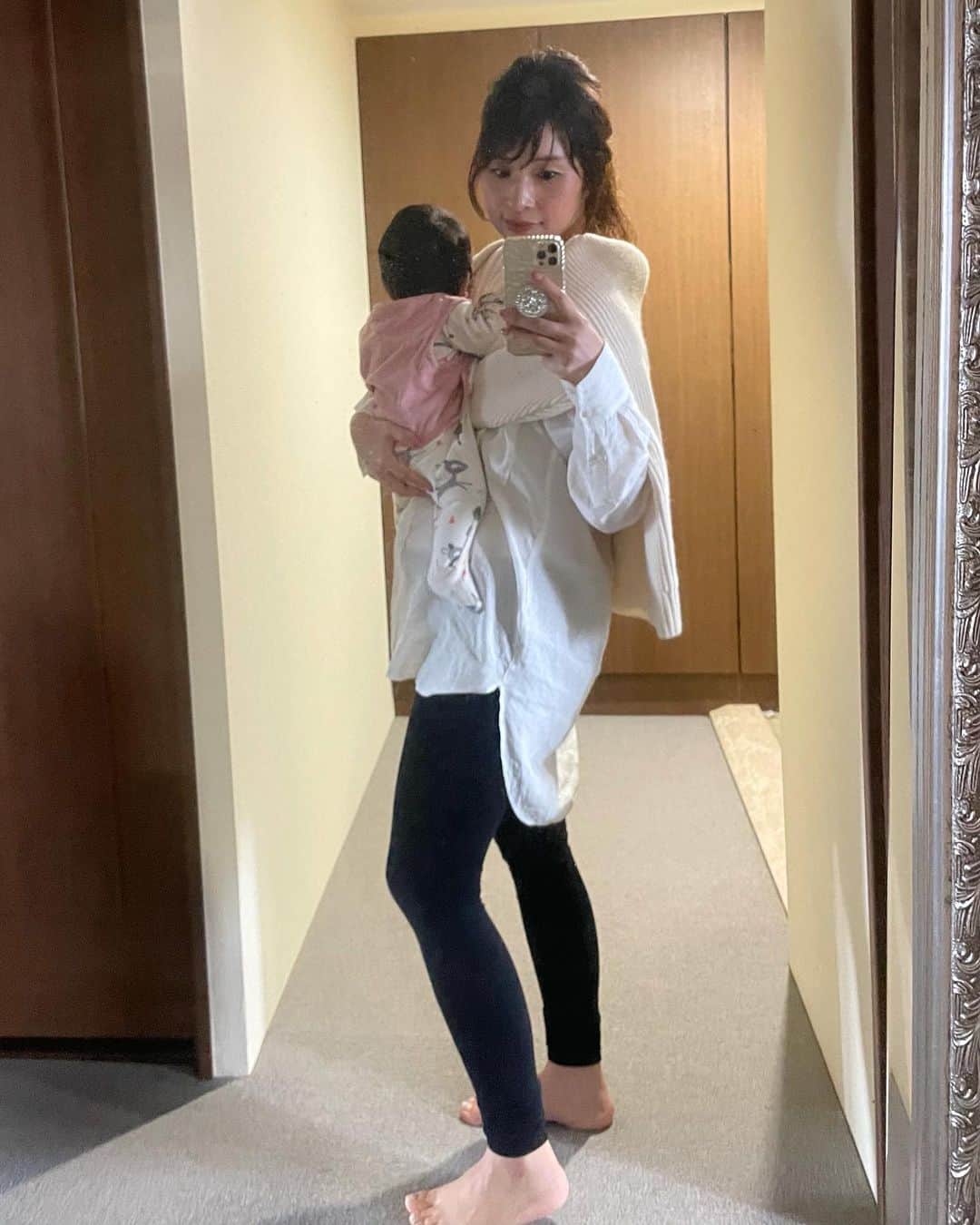 三佐和あやのインスタグラム：「今日はよくお散歩したよ〜 ママの抱っこ気持ちいいのか うとうと... 起きたらミルク飲んで 少しおでかけ そしたら またうとうと... 動画の道 わりとガッタガッタだけど ベビーカーって 睡魔が襲ってくるのか ５分で寝るよ🤣  次女が 寝ない夜も外に散歩に行けたらいいのにってゆうくらい..  でもそのサラッといったコメントって  しっかりママだよ！ 寝かしつけに苦労したものだけが知る境地！！ 13歳の次女スゴイな😌💕小さなママ頼りにしています🤱  #子育て #子育て日記 #子育てぐらむ #ベビフル #べびすたぐらむ #赤ちゃんのいる暮らし#2month  #ママ #月齢フォト  #スマイル育児 #育児日記 #ママリ #赤ちゃん #ベビフル #ベビー #ベビスタグラム #親バカ部 #親バカ #親バカ部ig_baby #令和2年ベビー#コドモダカラ#コズレ #コドモノ#子育て#ベビライフ #ままのて #たまひよ #赤ちゃんのいる暮らし#育児アカウント#成長記録#おんなのこママ」