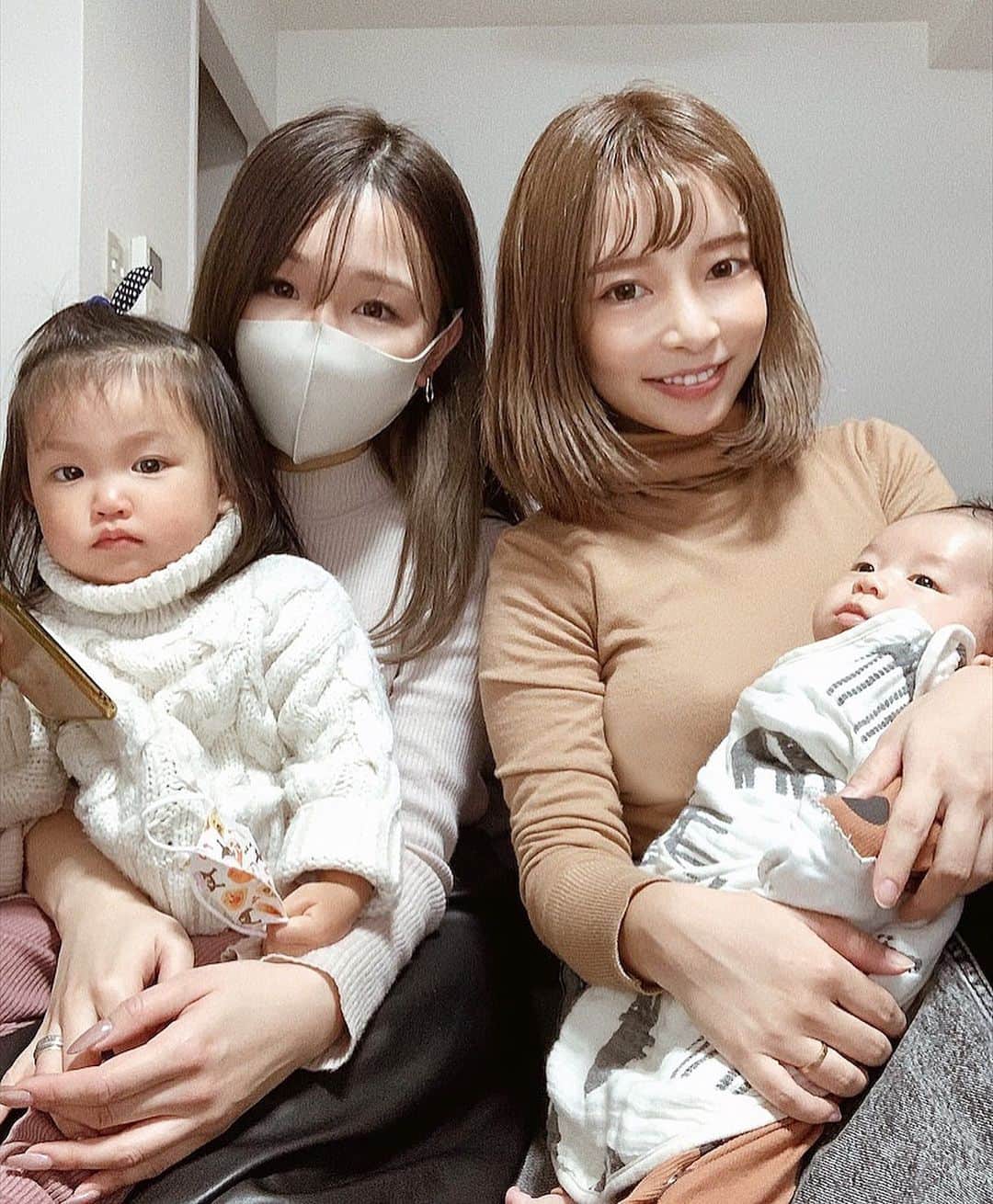 ayacasuのインスタグラム：「* * * 去年のちっちと愉快な子供達👶🏻👧🏻👧🏻 * ゆらぴ👧🏻がすっごくゆうひ👶🏻に会うの 楽しみにしてくれてて🥺💕 生まれた報告した時のリアクションを Movieで送ってくれてんけど ほっんまに可愛い過ぎて永久保存版よ❤️ * 妊婦の時もちっちには大分お世話になったなぁ😭 とにかくめっちゃ会いにきてくれて 臨月妊婦のおさんぽまで 付き合ってくれて😍❤️ マタニティアートもヘナ風に書いてくれて🤩 焼肉食べたいって言ったらすぐ連れてってくれて🥰 鶴橋でも焼肉行ったよなぁ😉🎵 ちっちがくれたラズベリーハーブティーのおかげで 安産やったし母乳も良く出てほんま効果的面やわ😄✊🏻 このインスタでも言いまくってるけど とにかく3児のママに見えへん過ぎ✨✨✨ 先輩ママこれからも共々たのんます😘 * * * #ママ友 #子育てぐらむ #関西ママ #大阪ママ #新米ママ #第一子 #令和2年ベビー #赤ちゃんのいる生活 #赤ちゃんのいる暮らし #男の子ベビー #男の子ママ #女の子ママ #女の子ベビー #3児ママ #成長記録 #育児日記 #ママリ」