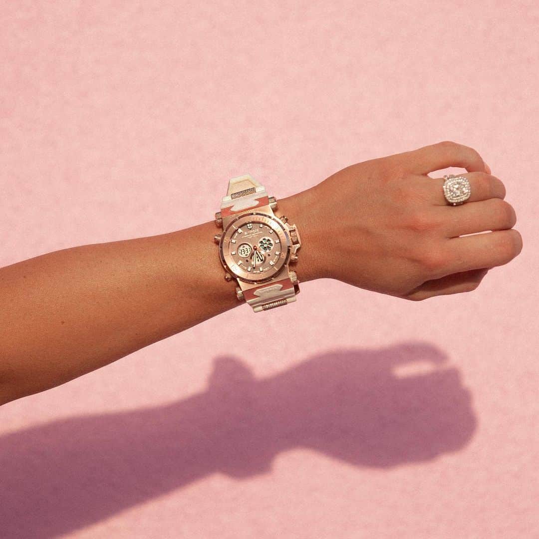BROOKE EVERSさんのインスタグラム写真 - (BROOKE EVERSInstagram)「Where did 35 weeks go? Time just flew by and I still don’t have everything I need! Let’s hope she doesn’t appear early.... I did just receive my custom @sforcewatches in white and rose gold plus I had it engraved on the inside “LIFE IS SHORT LIVE LARGE” 😂 #itsmytime #sforcewatches DISCOUNT CODE: BEVERS」1月29日 7時00分 - brookeevers