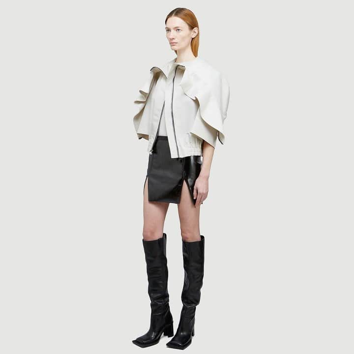 エルエヌシーシーのインスタグラム：「Renowned for his avant-garde and otherworldly collections that blur the line between clothing and art, Rick Owens has gathered an extraordinary cult following. Explore new season pieces that marry a gothic, distressed sensibility with couture-like sophistication online now. @rickowensonline」