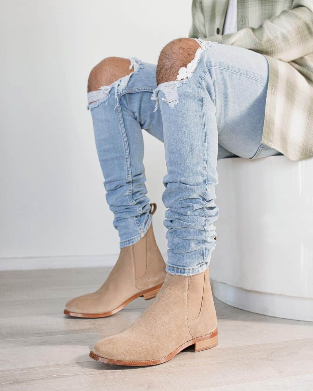 Men's Fashion Postのインスタグラム：「The Classic Tan Chelsea Boots @orolosangeles  The Rista Denim @orolosangeles  www.orolosangeles.com」