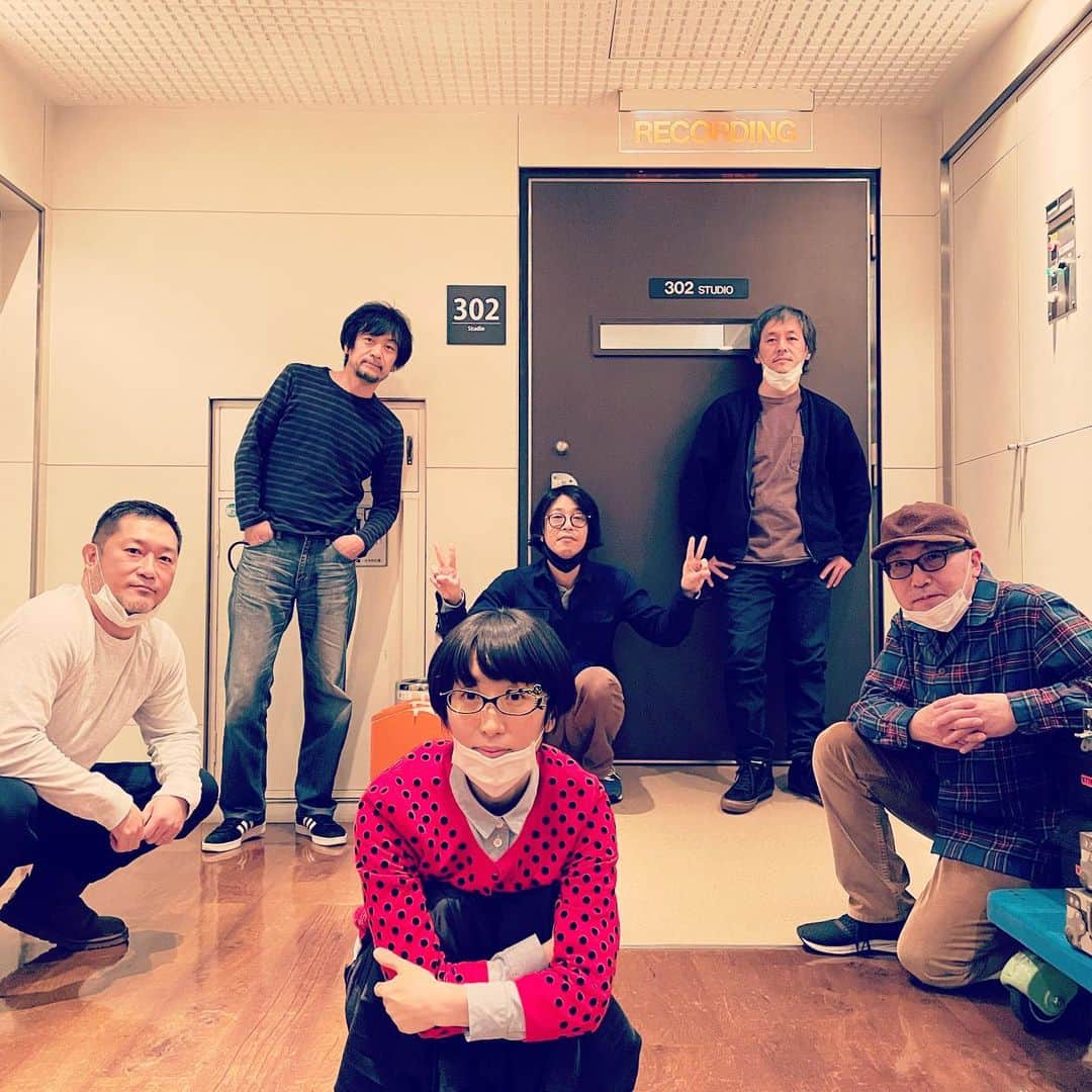 のインスタグラム：「おはようございます。一昨日のレコーディングで、偶然スタジオに遊びに来ていたGRAPEVINE のみなさんと遭遇！久しぶりでびっくり嬉しかった〜。  みなさん変わらずお元気そうで何よりです。「Shiny  Day」で一緒にレコーディングさせてもらったのは2005年。え！2005年！？もう16年も前なの！？ なんかそのまんまで止まってます、、 ライブでゲストで歌わせてもらったのも大興奮でした。  いつかまた、ライブできる日が来たらいいなあ、なんて勝手に思っとります。  302スタジオの前で記念写真。  GRAPEVINE  @news_grapevine  の田中和将さん、西川弘剛さん、亀井亨さん @kameiitoru  根岸孝旨さん、GRAPEVINE のサポートベース金戸覚さん @kanetosatoru   #レコーディング#スタジオ #Grapevine  #ライブ#ウクレレ#ukulele  #ukulelelove #ukulelelife #ukulelemusic #ukulelesongs」