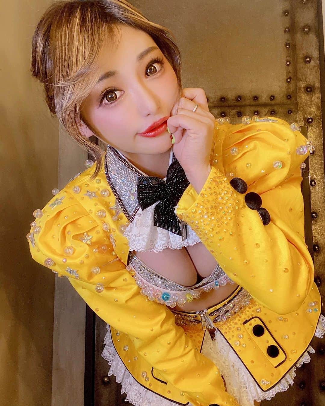 Miiさんのインスタグラム写真 - (MiiInstagram)「たまにはアイドルみたいな可愛いのも着たかった☺️❤️実はフリルとかレース、リボンとか大好きだから😆🎀  #バーレスク#バーレスク東京 #burlesque#burlesquetokyo #showgirl #entertainment  #dancer#エンタメ#エンタメ活動を止めない#映え衣装#派手衣装#衣装可愛い #ヘアアレンジ#衣装撮影#メイクアップ #撮影#リボン#アイドル」1月29日 7時15分 - mii_burlesque