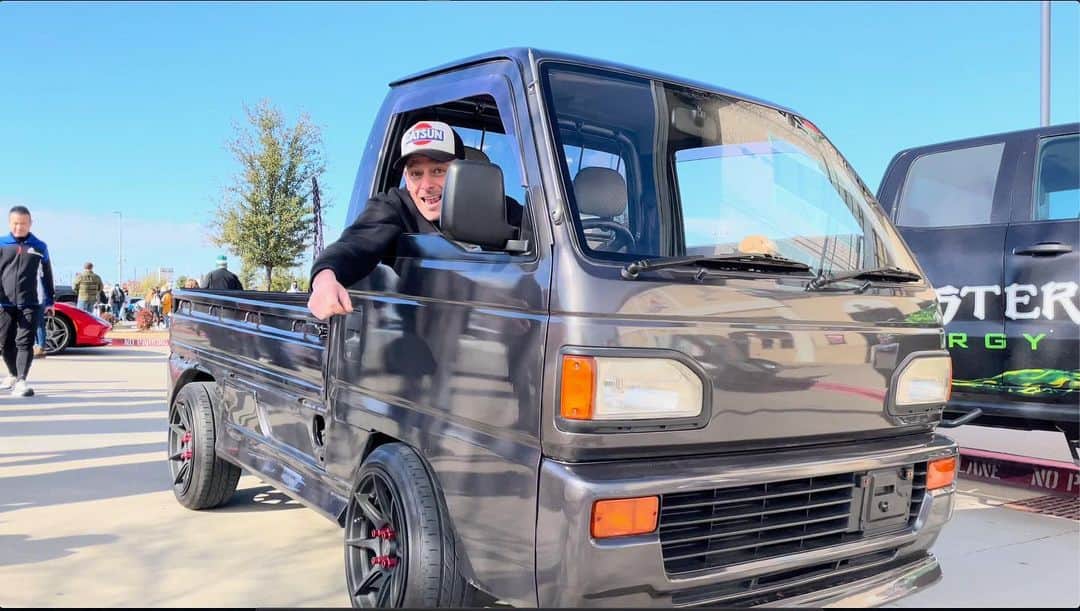 スティーブのインスタグラム：「It’s amazing how much fun you can have messing with super car owners in a little truck like this!! Check out all the fun I had in my latest video!! スーパーカーより注目される軽トラ‼️楽しい新作軽トラ動画をチェックしてね」