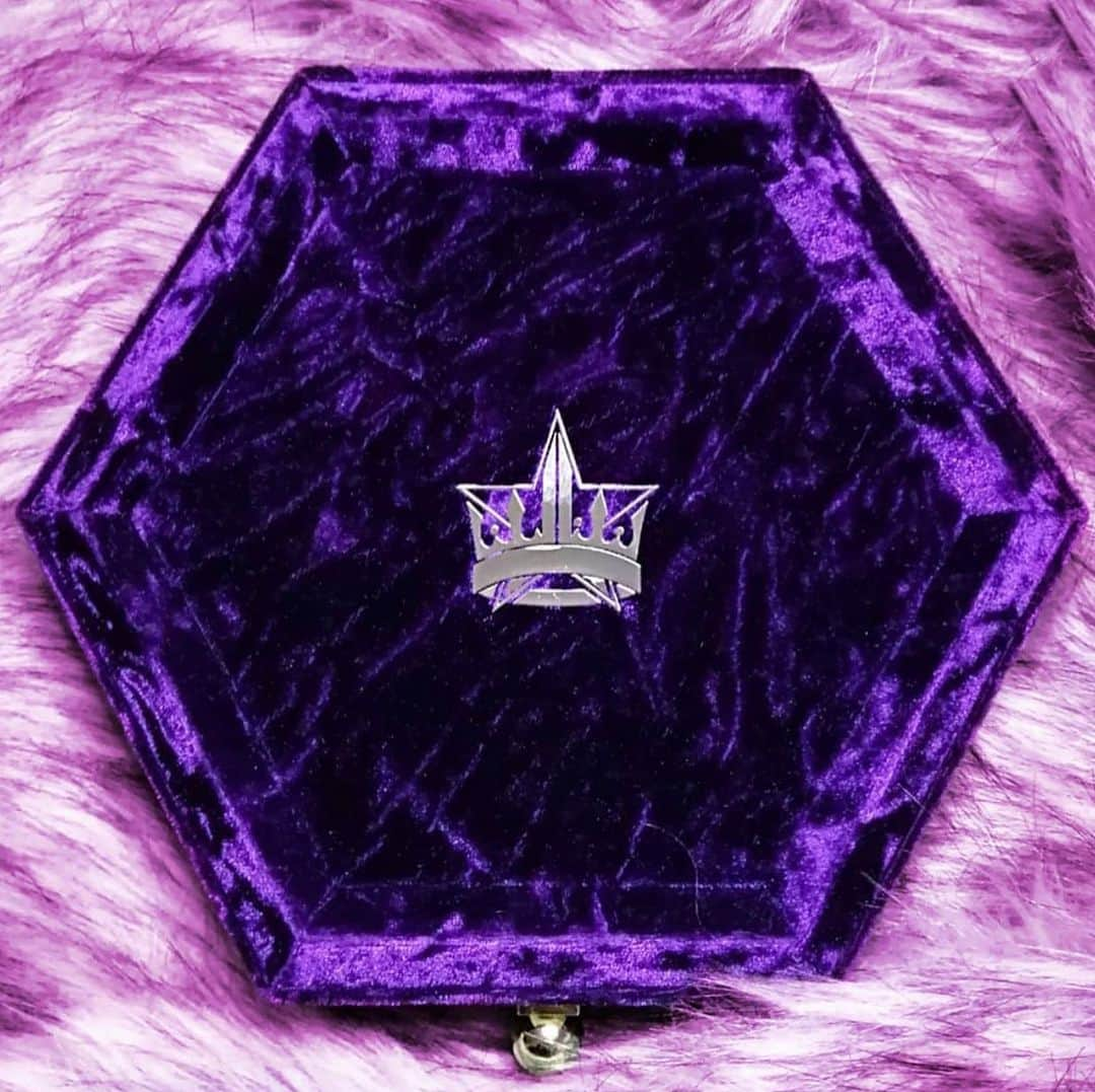 Jeffree Star Cosmeticsさんのインスタグラム写真 - (Jeffree Star CosmeticsInstagram)「THE QUEEN HERSELF💜 @osvagandara showing off our beloved #BLOODLUST our palette 🌟   #jeffreestarcosmetics」1月29日 7時18分 - jeffreestarcosmetics