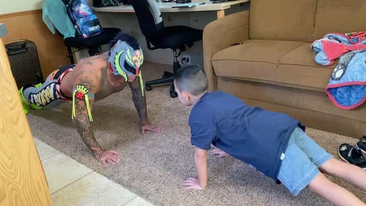 レイ・ミステリオ・ジュニアのインスタグラム：「Quick 10 pump push ups with my Nef @dylan.ruiz619 #Let’sGo」