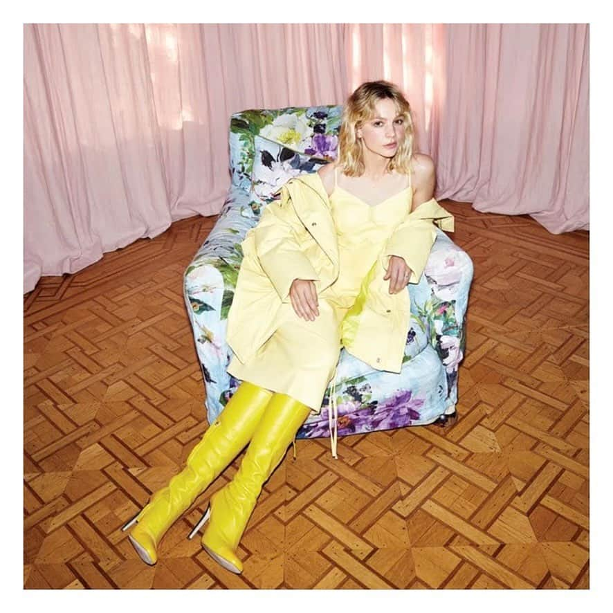 JO BAKERさんのインスタグラム写真 - (JO BAKERInstagram)「C A R E Y • M U L L I G A N 🇬🇧 Peaceful pastels pinks.... on #careymulligan for @variety  Photo @zoemcconnell  Style @nicky_yates  Hair @halleybrisker  Makeup by me #jobakermakeupartist using @weleda_usa skin prep and @sisleyparisofficial #soft #pretty #pastel #springtime #makeup #sisleyparis」1月29日 7時31分 - missjobaker