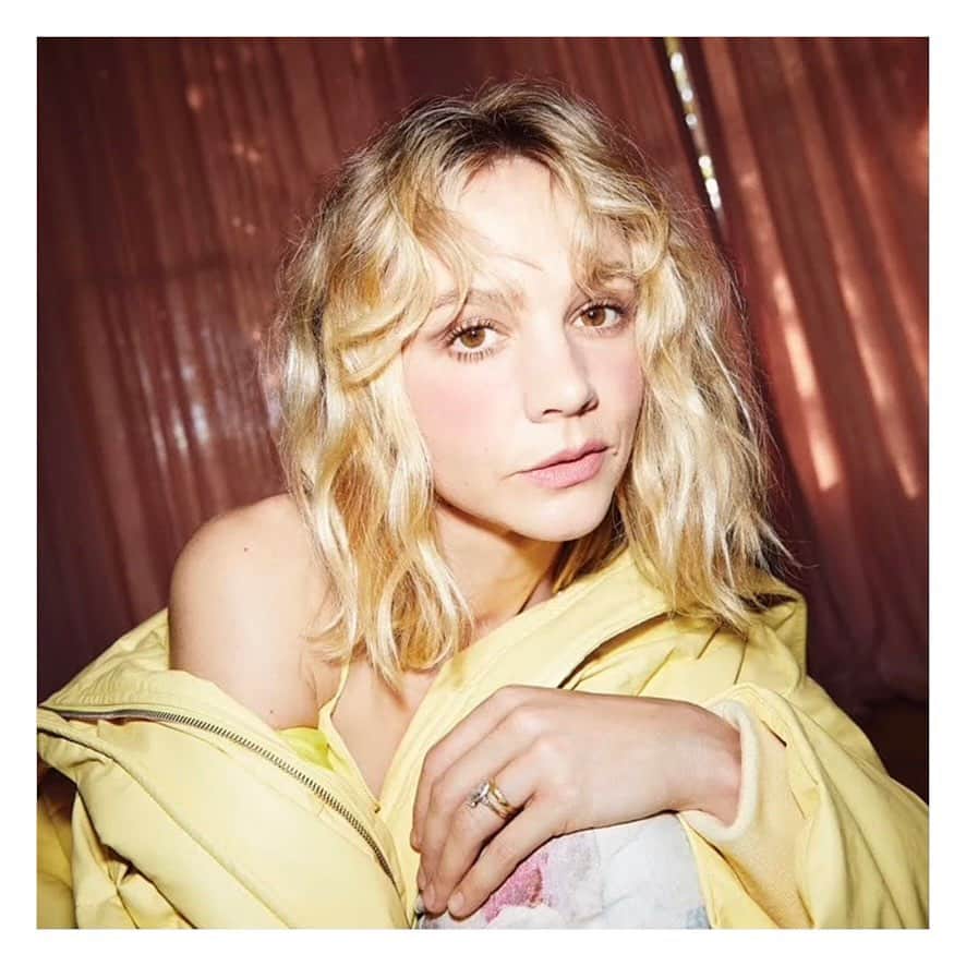 JO BAKERのインスタグラム：「C A R E Y • M U L L I G A N 🇬🇧 Peaceful pastels pinks.... on #careymulligan for @variety  Photo @zoemcconnell  Style @nicky_yates  Hair @halleybrisker  Makeup by me #jobakermakeupartist using @weleda_usa skin prep and @sisleyparisofficial #soft #pretty #pastel #springtime #makeup #sisleyparis」