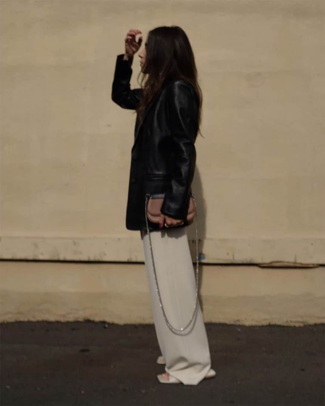 レベッカテイラーのインスタグラム：「Lauren contrasting in the Leather Blazer.  . . . @laurencaruso_」