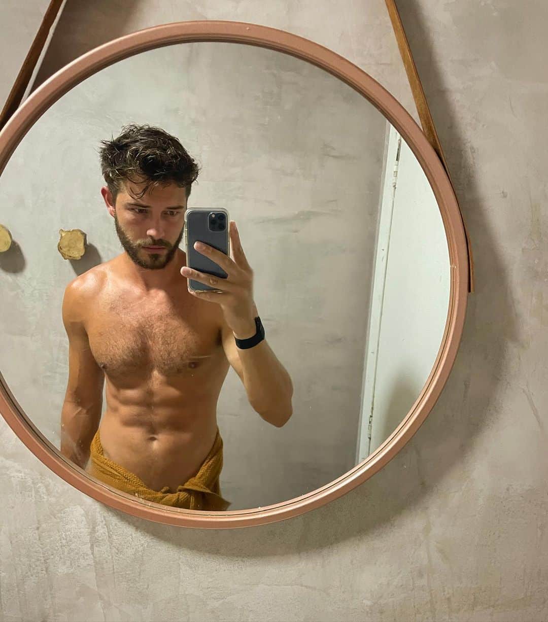 フランシスコ･ラチョースキーのインスタグラム：「Finally got a mirror 🪞 Finalmente comprei um espelho」