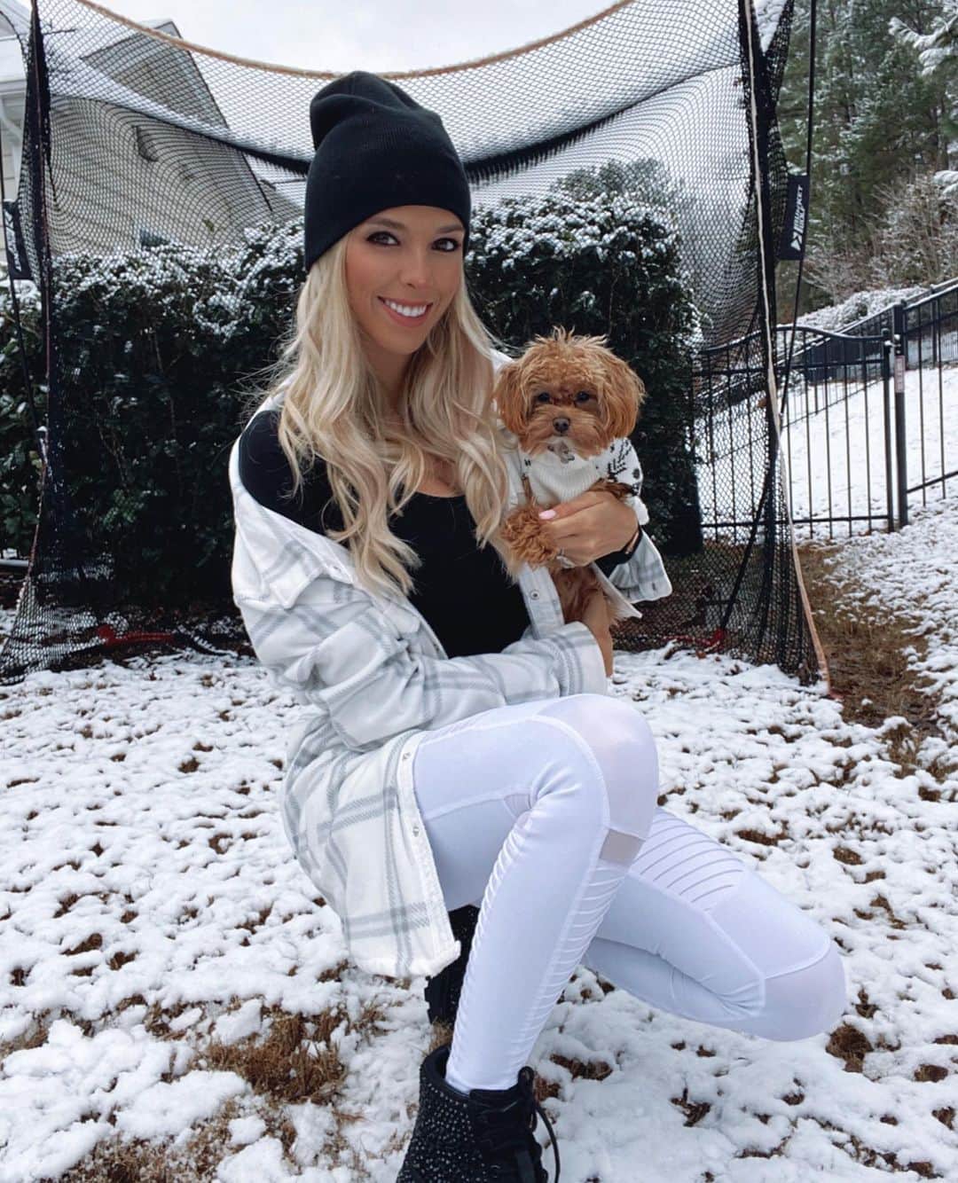 Elise Lobbのインスタグラム：「When you’re from Florida and you see snow you must take a picture, right ?! 🤣☃️ (also peep the golf net in the background.. not even snow can bring it down haha 🏌🏼‍♀️⛳️)  #golf #snowday」