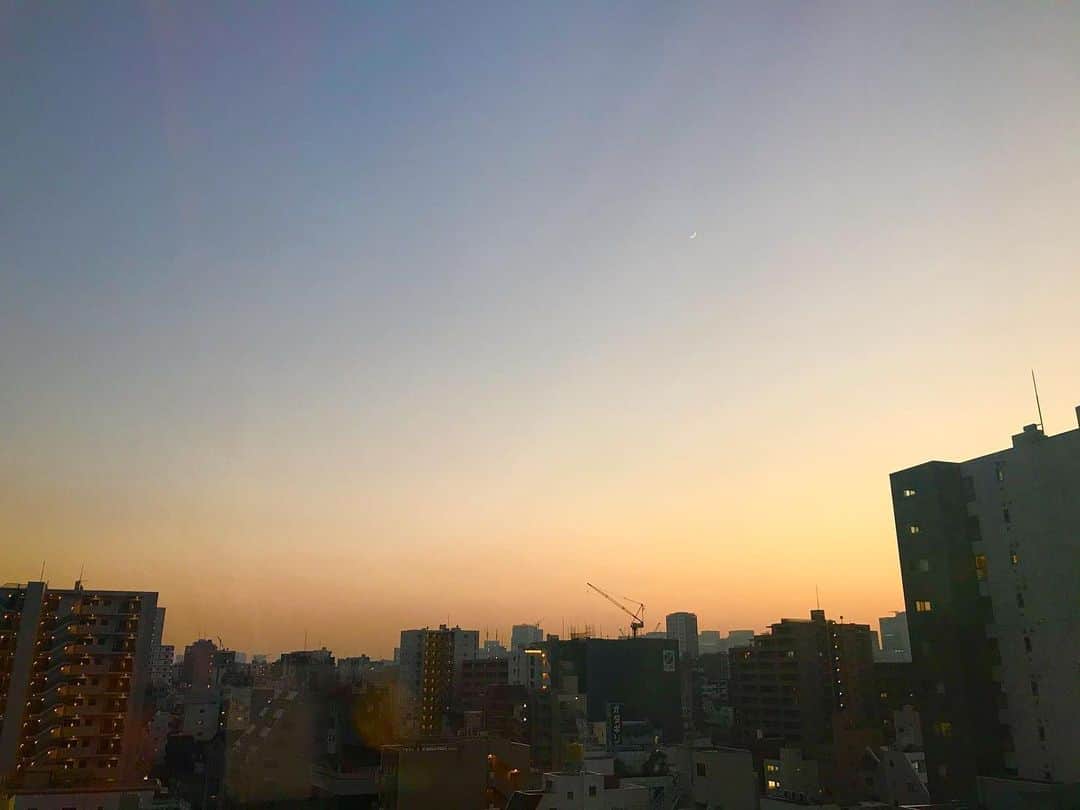 Yun chiさんのインスタグラム写真 - (Yun chiInstagram)「can you see it ??🌒🪟🙃💭  #moon#crescent#crescentmoon#littlemoon #skyphotography#throughthewindow#zoomin #月見えるかな」1月29日 7時42分 - _yun_chi_