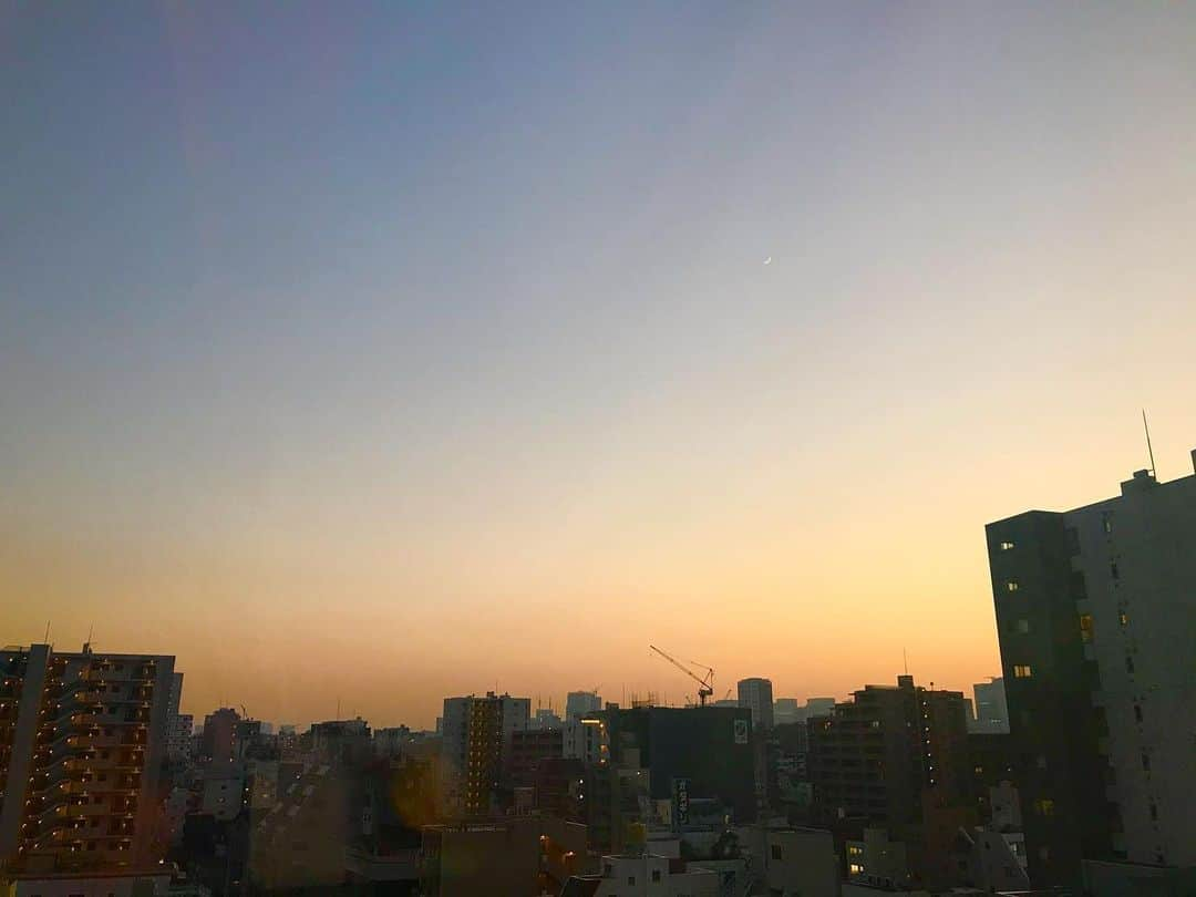 Yun chiのインスタグラム：「can you see it ??🌒🪟🙃💭  #moon#crescent#crescentmoon#littlemoon #skyphotography#throughthewindow#zoomin #月見えるかな」