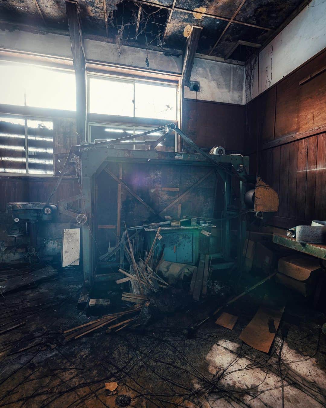 啝 （わ）のインスタグラム：「light 𓆲 𓆲 𓆲 #abandonedafterdark #urbex_supreme #desertedplaces #abandon_seekers_ #urbex_regards #welcometwoneverland #kings_abandoned #abandonedcentral #the_urbex_institute #renegade_abandoned #rsa_preciousjunk #glitz_n_grime #gotrespassing #savethedecay #bandorebelz #abandoned_addiction #abandoned #urbex #global_urbex #urbex_utopia #abandonig #allabandoned #urbex_kings #sombrexplore #grime_lords #urbxtreme #all_is_abandoned #discarded_butnot_forgotten #廃墟 #made_in_decay」