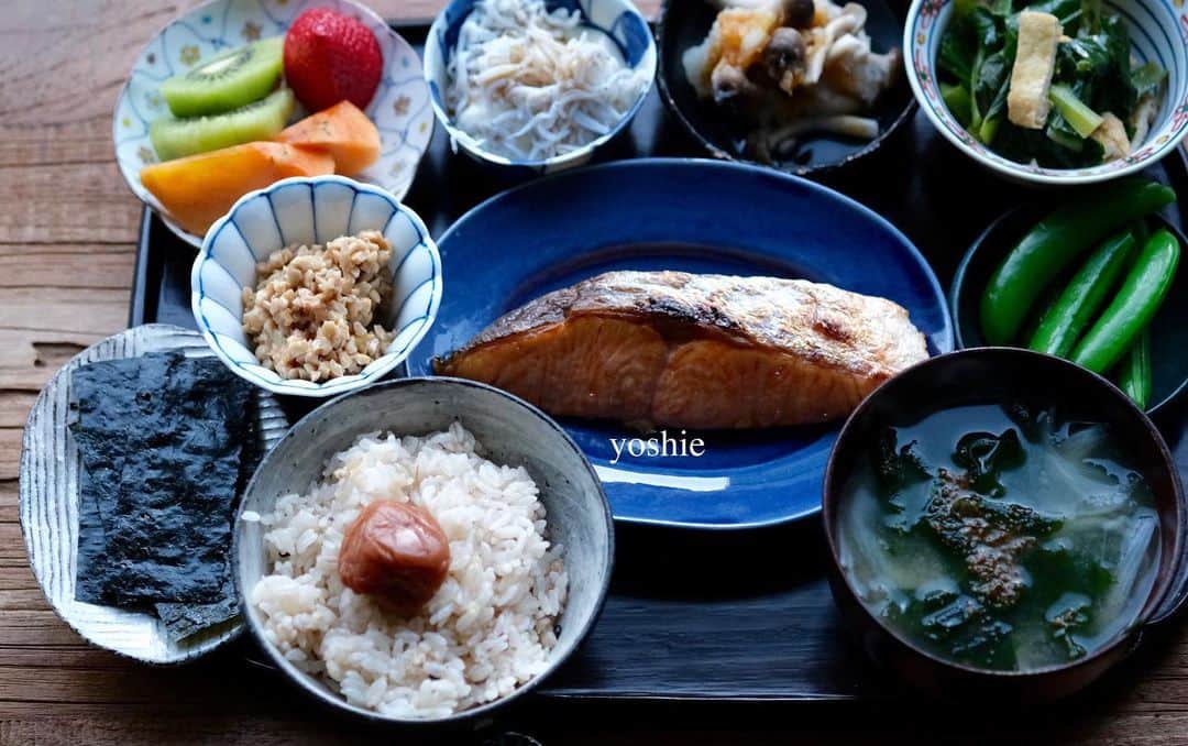 草間淑江さんのインスタグラム写真 - (草間淑江Instagram)「みなさまおはようございます。  １月２９日の朝は、焼き鮭、しめじ大根おろし和え、納豆、海苔、小松菜とお揚げの煮物、スナップエンドウ、しらすのせ湯葉豆腐、わかめと玉ねぎのお味噌汁、果物。  今朝は定番中の定番、焼き鮭定食。  鮭は週に何回食べても飽きない美味しさ。  ご飯が進みます。  今朝も感謝していただきました。  ご馳走様でした。  さて、昨日は東京も雪が降りましてとても寒かったんですが  今日は朝から晴れてます！  でも、風は冷たいので暖かい格好でお過ごしください。  みなさまが素敵な１日になりますように♡  #朝食#朝ご飯#焼き鮭定食#和定食#焼き鮭#朝はしっかり食べる派 #朝の果物は金#今朝も感謝して#ごちそうさまでした🙏」1月29日 7時55分 - yoshie_kusama