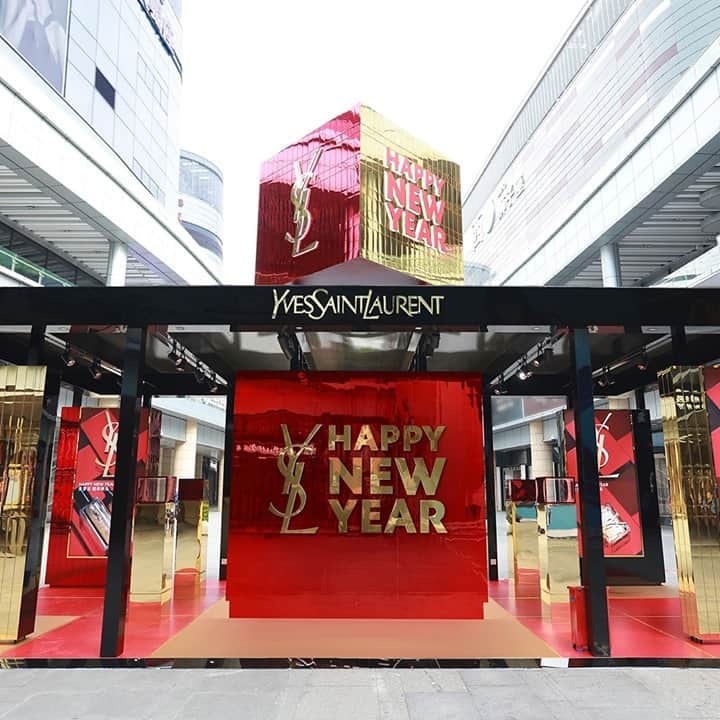 Yves Saint Laurent Beautyさんのインスタグラム写真 - (Yves Saint Laurent BeautyInstagram)「Step into the Chinese New Year in style, when you immerse yourself in YSL Beauty’s eco-designed pop up shop in Hainan.   For the entire month of January, come celebrate in unparalelled style…  Try on the latest products with a magic mirror driven by Modiface. Learn new tips and tricks from YSL Beauty makeup artists and be entertained with an interactive memory game and street dancer performances.」1月29日 7時52分 - yslbeauty