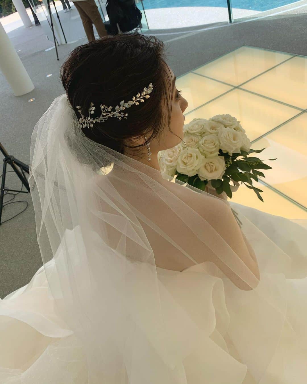 manacaのインスタグラム：「. ラヴィーナ姫路さんのホームページに 載せていただいているので よかったらまた見てみてくださいまし🤍👗 【ラヴィーナ姫路】https://www.laviena.co.jp/  ドレス色々着させてもらうの、わくわくしすぎて 自分がほんとに式挙げるってなったら とんでもなく楽しいんだろうなーと 思っちゃった✌️😌💐  #ウェディングドレス #ウェディングフォト #ウェディングブーケ #ウェディングヘア #結婚式 #結婚式ヘアアレンジ #結婚式場 #ラヴィーナ姫路 #ラヴィーナ和歌山」