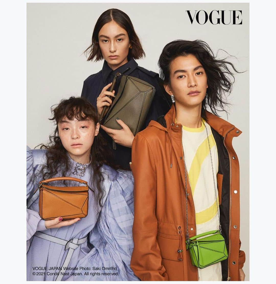 管沼詩乃のインスタグラム：「@voguejapan @loewe  puzzle bag 💼 💚 Starring  @sereeeenam @ayumiturnbull  @w_keisuke93  Photography @omisakii  Hair @gxxxxxo  Makeup @harukadebeau  Editor @genarai , Maho Kochi #voguejapan #loewe #pazzlebag」