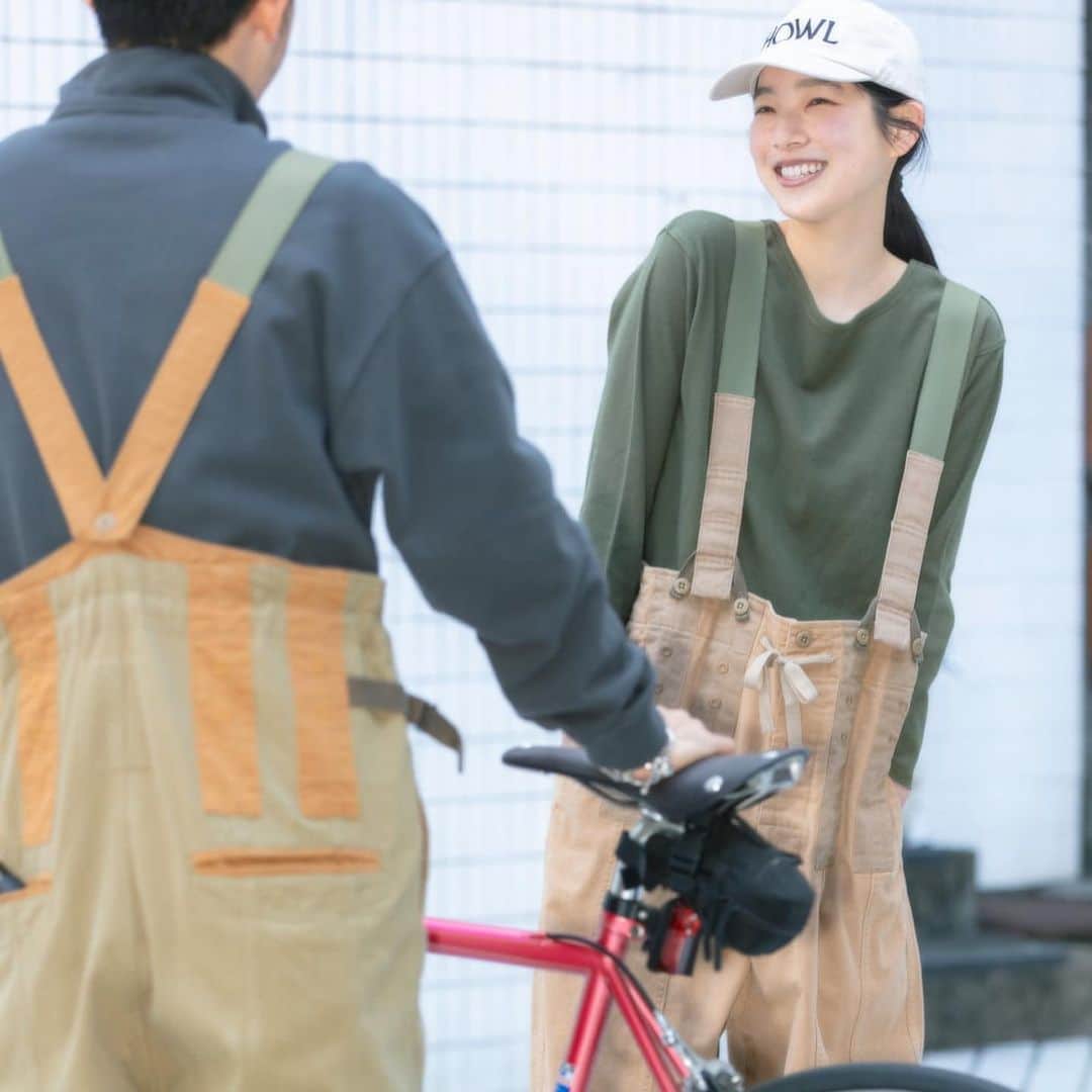 CIAOPANIC TYPYさんのインスタグラム写真 - (CIAOPANIC TYPYInstagram)「男性、女性どちらにも着て頂ける﻿ ユニセックスブランド【etsinta(エシンタ)】。﻿ 待望の21SSが立ち上がりました。﻿ ﻿ ﻿ 既存のアイテムを解体・再構築した様な、﻿ まったく新しい要素に﻿ USEDのリメイクテイストをプラス。﻿ ﻿ ﻿ 日常に華やかさを取り戻すファッションの楽しさ、﻿ 「着てみたい」と思わせる魅力あふれるコレクションで展開。﻿ ﻿ ﻿ アイテム詳細はタグから🏷﻿ @ciaopanictypy  プロフィールページ内URLからは特設サイトもご覧頂けます。﻿ ﻿ 是非ご覧ください。﻿ ﻿ ﻿ ﻿ ﻿ ﻿ ﻿ ﻿ ﻿ ﻿ ﻿ ﻿ ﻿ ﻿ #etsintä_ciaopanictypy   #ciaopanictypy #チャオパニックティピー #ティピーコーデ #ユニセックス #ユニセックスコーデ #ユニセックスブランド #ユニセックスファッション #シェア #シェアウェア #男女兼用 #レディースファッション #レディースコーデ #レディース #リメイク #fashion #fashionstyle #style #code #mensfashion #メンズファッション #メンズコーデ #サロペット #サロペットコーデ #リンクコーデ #おそろいコーデ  ﻿ ﻿」1月29日 7時57分 - ciaopanictypy
