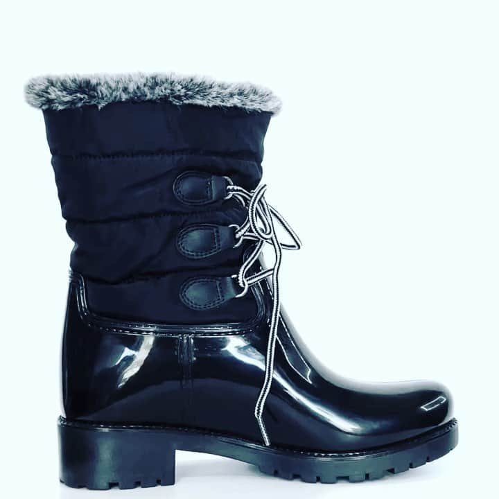 ダブのインスタグラム：「Burrrr it’s raining and so cold in Cali! This little boot is so versatile- with 2 different looks! Wear it up for sporty and cuff it over for cute and girlie- waterproof lower, faux shearling lining to the toe and super luxurious cruelty-free bunny fur in the cuff. A staff fav!  #davrainboots #californiarain #bestrainboots #happyfeet #babyitscoldoutside #fashionblogger #celebfav #supportsmallbusiness #supportindependentdesigners」