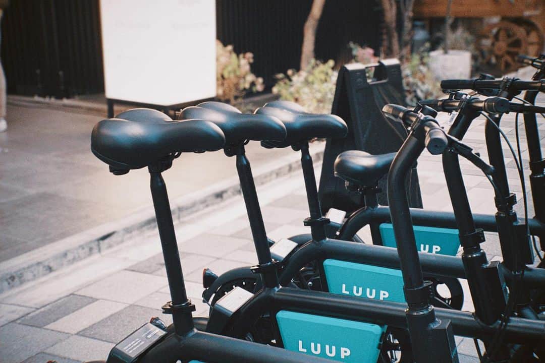 藤田敦子のインスタグラム：「ㅤ 先日、初Loop乗車🚲 悪くないね。 ドコモのチャリのが乗り心地はいいけど😂 ㅤ サドルの下げ方がわからなくて(硬かった) 脚ギリギリでしたわ。笑 でも、リュック×短いアウター＋パンツの時には 東京自転車最強説🚲」