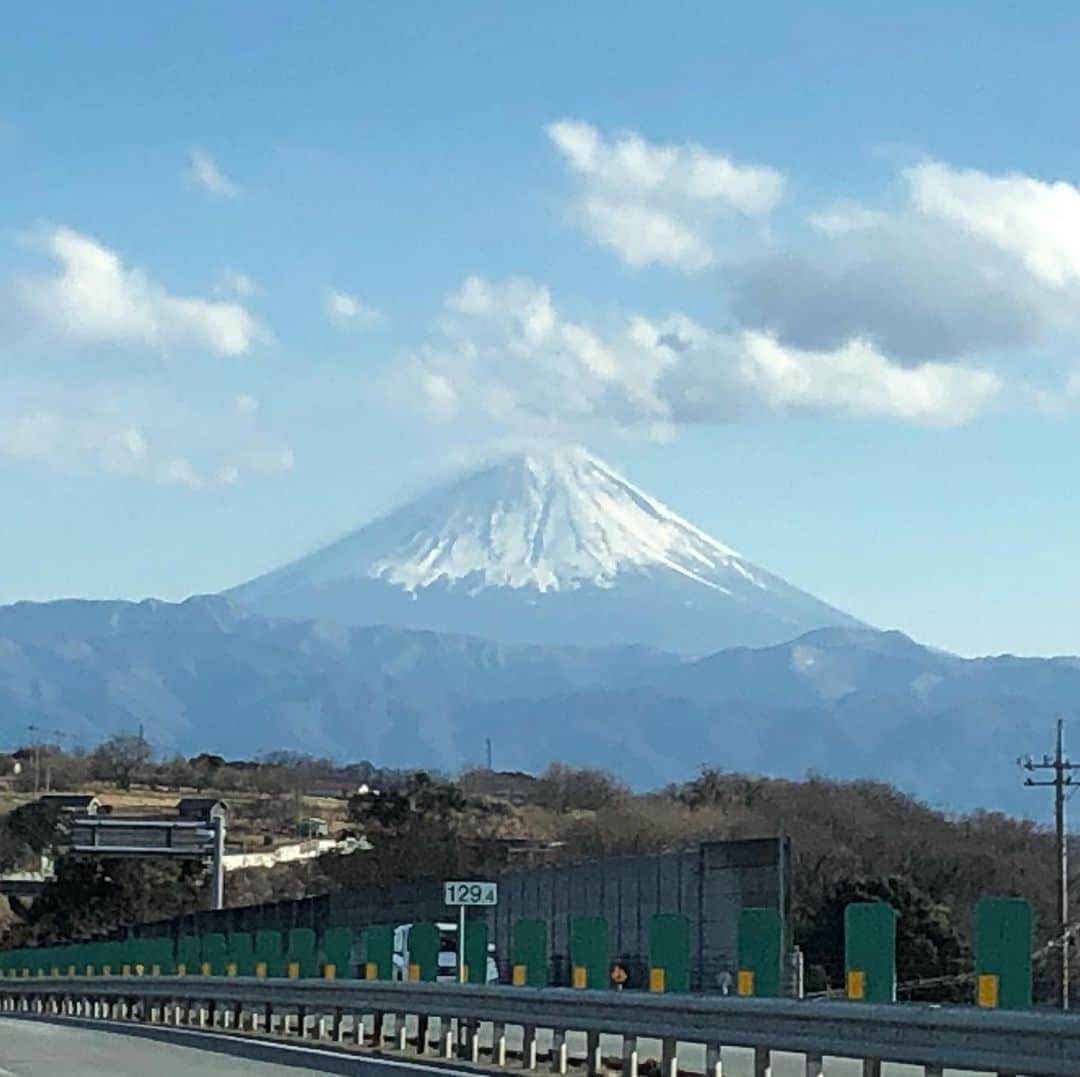 ティ・カトウのインスタグラム：「ティの山梨見聞録　その76 「今日の富士山」 今日も多肉植物の旅に行ってきました。 その道中の富士山です。 絵のやつだ！！と騒いでましたが、どの絵なのかは思い出せません。 どの絵ですか？  #ティの山梨見聞録 #富士山 #富士山の名画＃いっぱいあるよね」