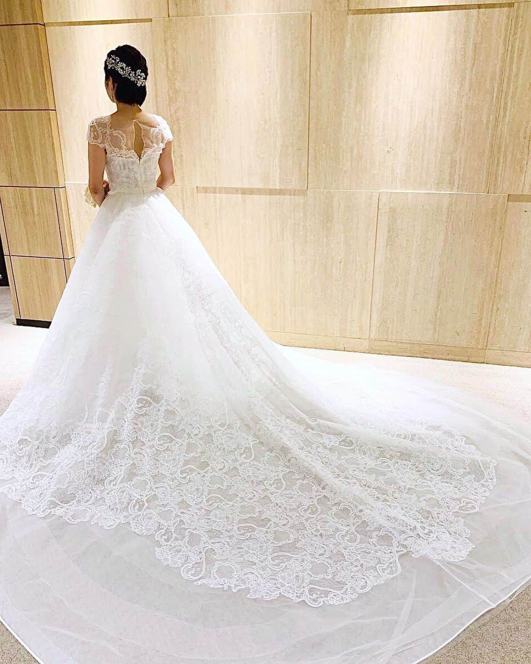 Dresses (ドレッシーズ)さんのインスタグラム写真 - (Dresses (ドレッシーズ)Instagram)「袖付きウェディングドレス特集♡  ～袖丈別に叶うドレスの着こなし～ ✓ロングスリーブ（長袖）・・肌の露出感を減らすことで、上品でクラシカルな着こなしが叶う。 ✓七部袖・・ 手首を上品に見せるとともに、ロングスリーブよりモダンな印象に。 ✓ショートスリーブ・・肩を少し隠し、エフォートレスなスタイルに。  レースやシースルーなど、お袖の素材によっても 雰囲気が変わりますよ✨ ドレス選びの参考になるよう、たくさん投稿してます♡﻿ ぜひ参考にしてみてくださいね✨  Dressesでは、本日ご紹介できなかった袖付きドレスも たくさんご紹介しております♡  ドレスのお問い合わせは @dresses_weddingdress にDM💌 Dresses割引ございます!! ※諸条件あります お気軽にお問い合わせくださいませ。  ______________  @dresses_weddingdress では、毎日ドレスを更新中✨ ホーム画面のURLよりご覧頂けます。 1,700着以上のウェディングドレス、カラードレスが掲載されています。 ドレスをお探しのプレ花嫁さま、是非覗いてみて下さい！ 掲載ドレスのご試着も承っております。 お気軽にお問い合わせくださいませ🕊  ______________  ドレスは絶対に後悔したくない方の為の結婚式場紹介サービス始めました！  #ドレス選びから始める結婚式場探し @dresses_weddingdress のInstagramに掲載している #antonioriva や #mirazwillinger など、インポートウェディングドレスがお得になります✨ おしゃれな花嫁様のための式場紹介サービスです♡  ・紹介会場一覧▶@dresses_weddingdress Top のURLより ・Instagram▶ @dresses_concierge  ドレスを後悔したくない方、好きなドレスをお得に着たい方、 @dresses_concierge へDMにてお気軽にお問い合わせください♡ *⠀ #インポートドレス #フォトウェディング #ウェディングドレス #Aラインドレス #スレンダーライン #マーメイドライン #2021婚 #2021春婚 #袖付きドレス #ロングスリーブドレス #半袖ドレス」1月29日 18時59分 - dresses_weddings