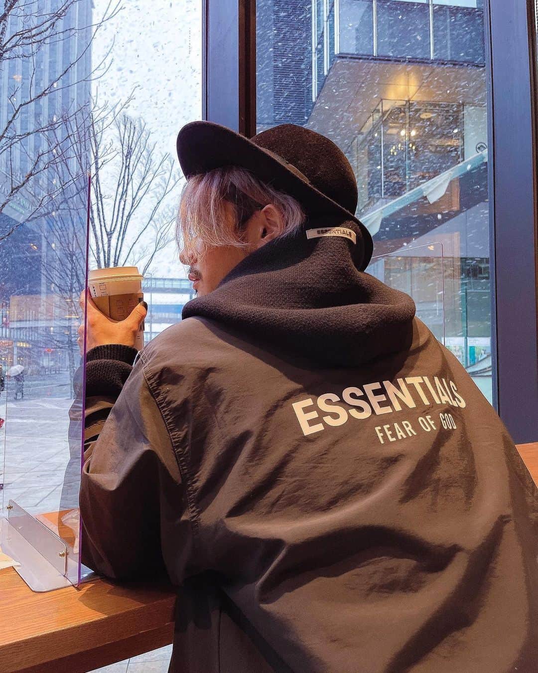 加代憲康さんのインスタグラム写真 - (加代憲康Instagram)「@essentials  ニットパーカー　L size コーチジャケット　M size 170センチ60キロ🕴 まさかの雪☃️が降ってきて驚きました。 コーチジャケットでは寒すぎました。 #essentials #fogessentials」1月29日 18時54分 - kasshi_cleto