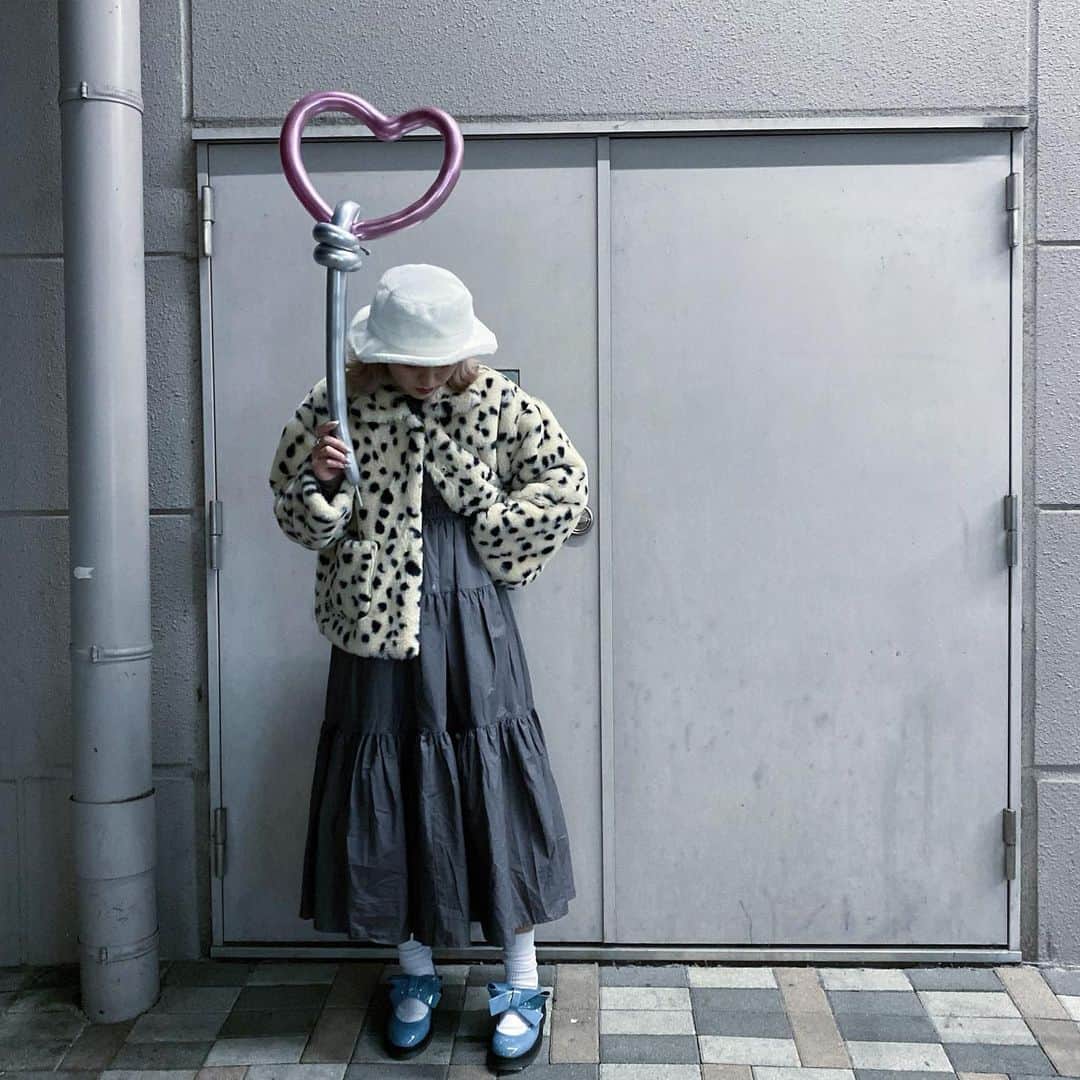 Yumeのインスタグラム：「@merryjenny_instagram の靴をメインに組んだコーデ💘🐬🤍  メリージェニーっぽく超ガーリーに💭🥺 だけど、白タイツとかじゃないし、GRLのワンピのカラーも落ち着いてるからちょうどいいガーリー感になりました💓  親友が誕プレでくれた白のふわふわバケハもお気に入り🤍  #ファッション#冬コーデ#バケハ#jouetie#アウター#ダルメシアン柄#ワンピース#GRL#グレイル#プチプラファッション#ドレスシューズ#merryjenny#メリージェニー#GU#ジーユー#韓国通販#韓国ファッション#ファッション通販#beep」