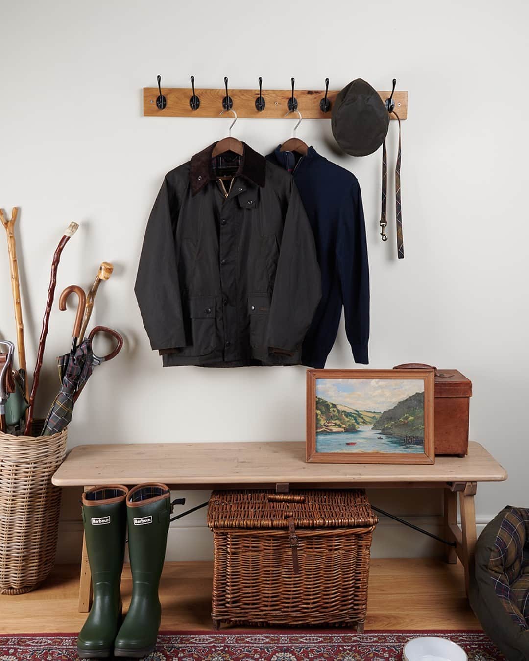 Barbour Japanのインスタグラム：「#BarbourWayOfLife では、英国のアウトドアライフスタイルを体現するバブアーブランドの世界観とバブアーブランドのウェアを着用した人々のスタイルを表現しています。」