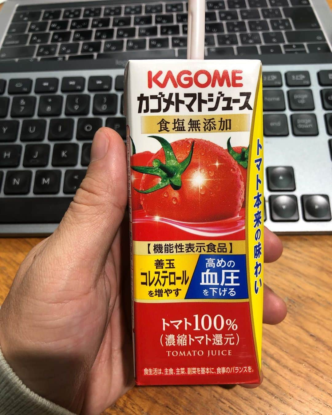 中村哲平のインスタグラム：「制作部ナイスセンスのドリンク類👍　  トマトジュースだけ少し苦手なので頑張ってトライ。 トマトは大好き、トマトスープも大好き、だけどトマトジュースはどんな気持ちで飲んでいいのか分からないのでちょっと苦手。  スープって言われれば飲めるけど、ジュースって言われると分からないのです。どう受け入れればいいのか。  #本日もオーディション #くりほうじ茶おいしかった #トマトジュースの受け入れ方を知りたい」