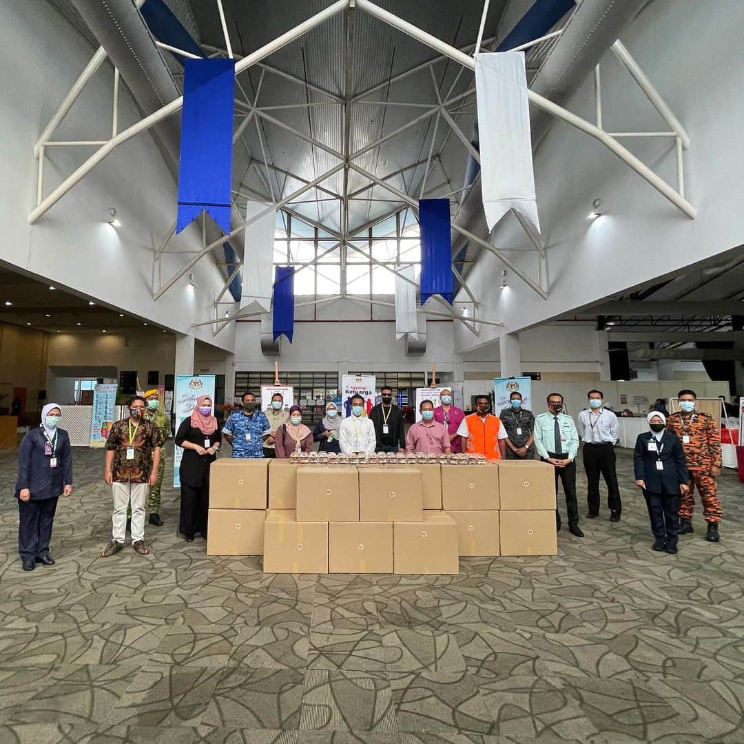 Wak Doyokのインスタグラム：「Alhamdulillah syukur team SUSHIWAK dapat berkongsi rezeki dengan pejuang COVID-19 di MAEPS Serdang hari ini. Setinggi-tinggi ucapan terima kasih dan penghargaan kepada sukarelawan, ejen SUSHIWAK yang telah bertungkus lumus menyiapkan SUSHIWAK sebanyak 20,000 biji. Tidak lupa juga pihak pengurusan dan semua petugas di pusat kuarantin dan rawatan COVID-19 kerana telah memberi peluang dan kerjasama untuk team SUSHIWAK beramal. #SushiwakCare」