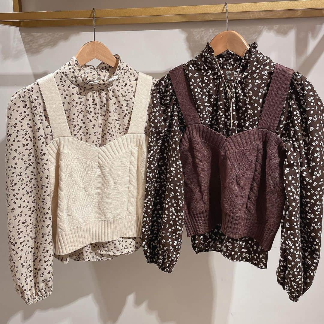 Fleur Fleurのインスタグラム：「完我哋嘅直播係咪都心郁郁呢？🥳🌼🌺🌷 今次好多好靚嘅上衣 我哋嘅message現在非常之爆滿 店員都努力回答中🥲💪🏻💪🏻💪🏻 各位請耐心等候🙏🏻✨✨✨  介紹吓呢個新款先 首先佢係兩件都可以分開着 一set兩件🥳✌🏻 剪裁着俾你睇都知道實在非常之靚 顏色有米白色同埋啡色兩個顏色選擇 其實兩個色都好好睇好難揀！🤦🏻‍♀️🤷🏻‍♀️   全線SS21都可享有八五折優惠 ⭐️CNY特別加送🌺: 購買三件全單八折！⭐️ 購物滿港幣$2500更可享免費順豐送貨服務！ 歡迎上嚟銅鑼灣門市試穿或者inbox直接購買 whatsapp: 5562-9458  銅鑼灣門市地址：銅鑼灣恩平道52號2樓A室」