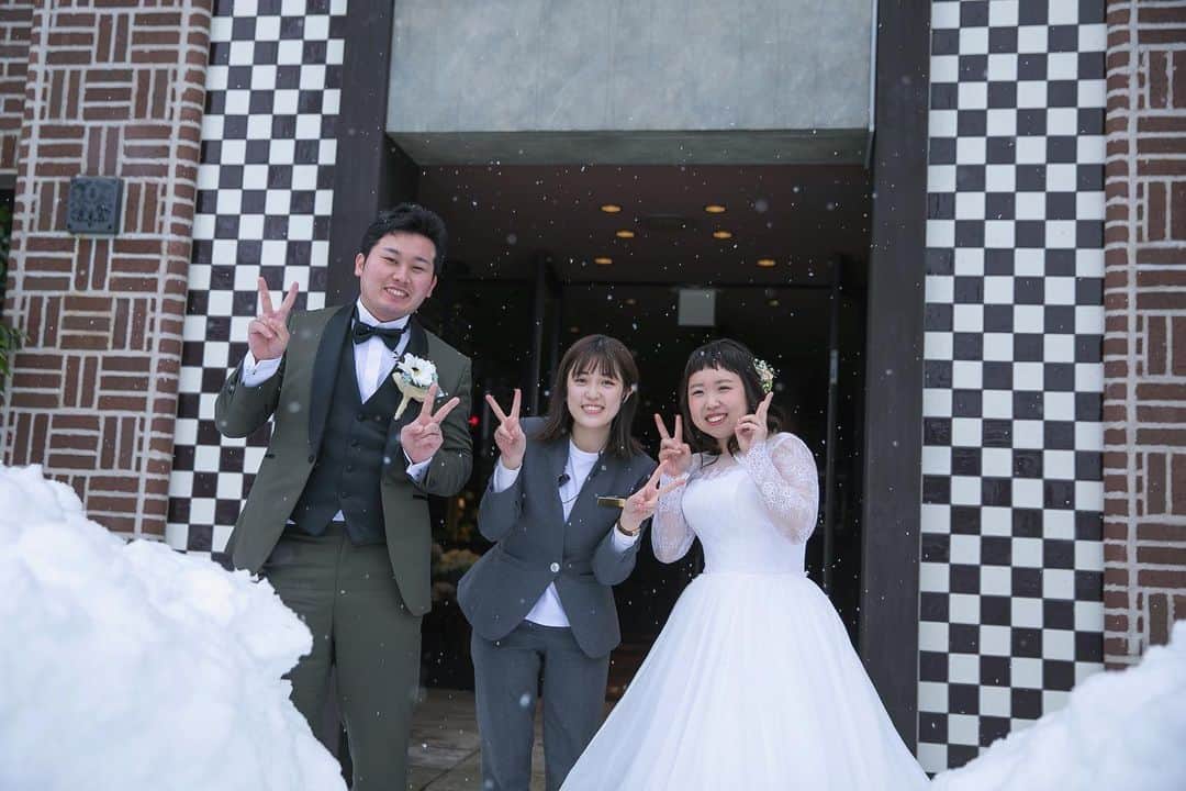 フォーチュン イン ザ テラス ≪新潟県新潟市：結婚式場≫のインスタグラム：「#洋装前撮り﻿ ﻿ 雪がしんしんと降る中、﻿ 沢山の幻想的なお写真を﻿ 撮影することができました！﻿ ﻿ プランナーも一緒に撮影をさせて頂きました！﻿ いよいよ迎える結婚式🤵‍♂️👰﻿ 残りの準備も一緒に頑張りましょう！﻿ -------------------------------------------﻿ ↓今週末のブライダルフェア↓﻿ ご来館で最大1万円分ギフトカードのプレゼントや﻿ 衣装プレゼントまで盛り沢山！﻿ ﻿ 詳細はプロフィールより公式HPをご覧ください。﻿ @fortune_wedding﻿ ﻿ https://fortune-in-the-terrace.fuwel.wedding/fair/﻿ ﻿ ﻿ #新潟 #新潟市#新潟花嫁#フォーチュンインザテラス ﻿ #フォーチュン #fortuneintheterrace﻿ #結婚式 #結婚式場 #ウエディング﻿ #いいね婚 #結婚式準備 #ウエディングレポ ﻿ #2020春婚 #2020夏婚 #2020秋婚 #2020冬婚 ﻿ #プレ花嫁 #卒花嫁 #新潟花嫁さんと繋がりたい﻿ #全国のプレ花嫁さん繋がりたい﻿ #日本中の花嫁さんと繋がりたい﻿ #wedding#結婚式のチカラ﻿ #ゼクシィ#みんなのウェディング﻿ #ウェディングパーク#ウェディングケーキ﻿ #オリジナルウェディングケーキ」