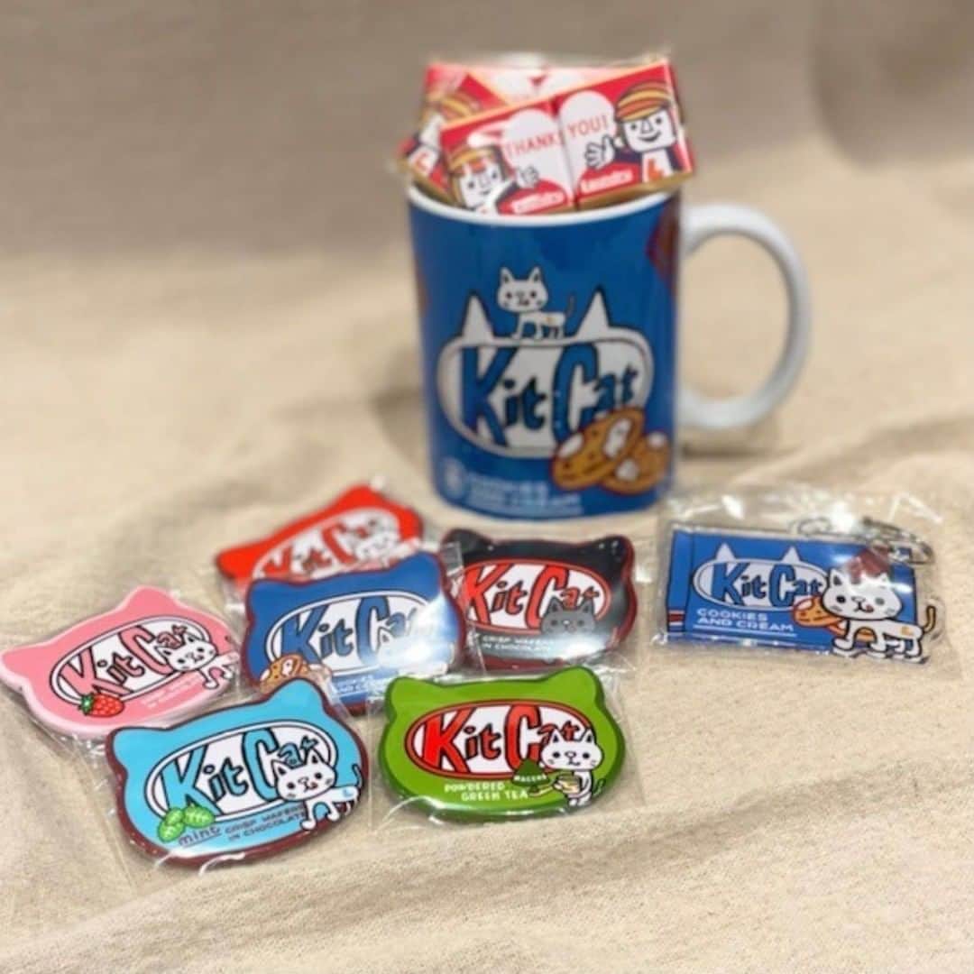 Laundry ランドリーさんのインスタグラム写真 - (Laundry ランドリーInstagram)「ついに本日発売☆KIT CATシリーズ💕  LAUNDRYのバレンタイン定番になりつつあるKITCAT😍 本日より税込8,000円お買い上げ毎に オリジナルパッケージのチョコレートももらえちゃいます✨  もちろん無くなり次第終了ですので お見逃しなく😋  今回も店舗のインスタグラムアカウントより 写真をお借りしました👍ありがとうございます✨  1.2枚目：ノベルティのチョコレート🍫 311-83017 KIT CATネコ型缶バッジ 各￥400+税 311-83019 KIT CATクッキー＆クリームマグカップ￥1,900+税 311-83018 KIT CATクッキー＆クリームアクリルキーホルダー ￥900+税 📸： @laundry_keiofuchu   3~5枚目：311-92016 KIT CATクッキー＆クリームTシャツ ￥4,200+税 ユニセックスXS/S/M/L ホワイト/ダークブルー/オレンジ 6~8枚目：311-02005 KIT CATクッキー＆クリームパーカーワンピース ￥5,500+税 レディースFREE ダークブルー/サックスブルー 📸： @laundry_ikebukuro   ＿＿＿＿＿＿＿＿＿＿＿＿＿  詳しいお知らせはプロフィールから ブランドサイトをチェック🧐 ⇒ @laundry_official  そしてそして、 #laundry038 をつけて投稿すると LAUNDRY公式アカウントにご紹介されちゃうかも🥰  #laundry #ランドリー #バレンタイン #バレンタインキャンペーン  #ハッピーバレンタイン #KITCAT #キットキャット #KIT #cat #猫 #チョコレート #チョコ  #ノベルティ  #Tシャツ #Tシャツコーデ #パーカーワンピース #ワンピース #ワンピースコーデ #ユニセックス #ユニセックスコーデ #レディース #レディースファッション  #コーディネート #ファッション #マグカップ #缶バッジ #キーホルダー #valentine #chocolate」1月29日 17時27分 - laundry_official