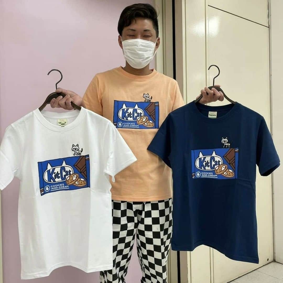 Laundry ランドリーさんのインスタグラム写真 - (Laundry ランドリーInstagram)「ついに本日発売☆KIT CATシリーズ💕  LAUNDRYのバレンタイン定番になりつつあるKITCAT😍 本日より税込8,000円お買い上げ毎に オリジナルパッケージのチョコレートももらえちゃいます✨  もちろん無くなり次第終了ですので お見逃しなく😋  今回も店舗のインスタグラムアカウントより 写真をお借りしました👍ありがとうございます✨  1.2枚目：ノベルティのチョコレート🍫 311-83017 KIT CATネコ型缶バッジ 各￥400+税 311-83019 KIT CATクッキー＆クリームマグカップ￥1,900+税 311-83018 KIT CATクッキー＆クリームアクリルキーホルダー ￥900+税 📸： @laundry_keiofuchu   3~5枚目：311-92016 KIT CATクッキー＆クリームTシャツ ￥4,200+税 ユニセックスXS/S/M/L ホワイト/ダークブルー/オレンジ 6~8枚目：311-02005 KIT CATクッキー＆クリームパーカーワンピース ￥5,500+税 レディースFREE ダークブルー/サックスブルー 📸： @laundry_ikebukuro   ＿＿＿＿＿＿＿＿＿＿＿＿＿  詳しいお知らせはプロフィールから ブランドサイトをチェック🧐 ⇒ @laundry_official  そしてそして、 #laundry038 をつけて投稿すると LAUNDRY公式アカウントにご紹介されちゃうかも🥰  #laundry #ランドリー #バレンタイン #バレンタインキャンペーン  #ハッピーバレンタイン #KITCAT #キットキャット #KIT #cat #猫 #チョコレート #チョコ  #ノベルティ  #Tシャツ #Tシャツコーデ #パーカーワンピース #ワンピース #ワンピースコーデ #ユニセックス #ユニセックスコーデ #レディース #レディースファッション  #コーディネート #ファッション #マグカップ #缶バッジ #キーホルダー #valentine #chocolate」1月29日 17時27分 - laundry_official