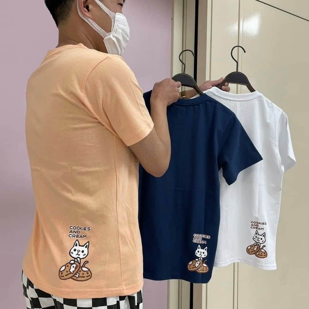 Laundry ランドリーさんのインスタグラム写真 - (Laundry ランドリーInstagram)「ついに本日発売☆KIT CATシリーズ💕  LAUNDRYのバレンタイン定番になりつつあるKITCAT😍 本日より税込8,000円お買い上げ毎に オリジナルパッケージのチョコレートももらえちゃいます✨  もちろん無くなり次第終了ですので お見逃しなく😋  今回も店舗のインスタグラムアカウントより 写真をお借りしました👍ありがとうございます✨  1.2枚目：ノベルティのチョコレート🍫 311-83017 KIT CATネコ型缶バッジ 各￥400+税 311-83019 KIT CATクッキー＆クリームマグカップ￥1,900+税 311-83018 KIT CATクッキー＆クリームアクリルキーホルダー ￥900+税 📸： @laundry_keiofuchu   3~5枚目：311-92016 KIT CATクッキー＆クリームTシャツ ￥4,200+税 ユニセックスXS/S/M/L ホワイト/ダークブルー/オレンジ 6~8枚目：311-02005 KIT CATクッキー＆クリームパーカーワンピース ￥5,500+税 レディースFREE ダークブルー/サックスブルー 📸： @laundry_ikebukuro   ＿＿＿＿＿＿＿＿＿＿＿＿＿  詳しいお知らせはプロフィールから ブランドサイトをチェック🧐 ⇒ @laundry_official  そしてそして、 #laundry038 をつけて投稿すると LAUNDRY公式アカウントにご紹介されちゃうかも🥰  #laundry #ランドリー #バレンタイン #バレンタインキャンペーン  #ハッピーバレンタイン #KITCAT #キットキャット #KIT #cat #猫 #チョコレート #チョコ  #ノベルティ  #Tシャツ #Tシャツコーデ #パーカーワンピース #ワンピース #ワンピースコーデ #ユニセックス #ユニセックスコーデ #レディース #レディースファッション  #コーディネート #ファッション #マグカップ #缶バッジ #キーホルダー #valentine #chocolate」1月29日 17時27分 - laundry_official