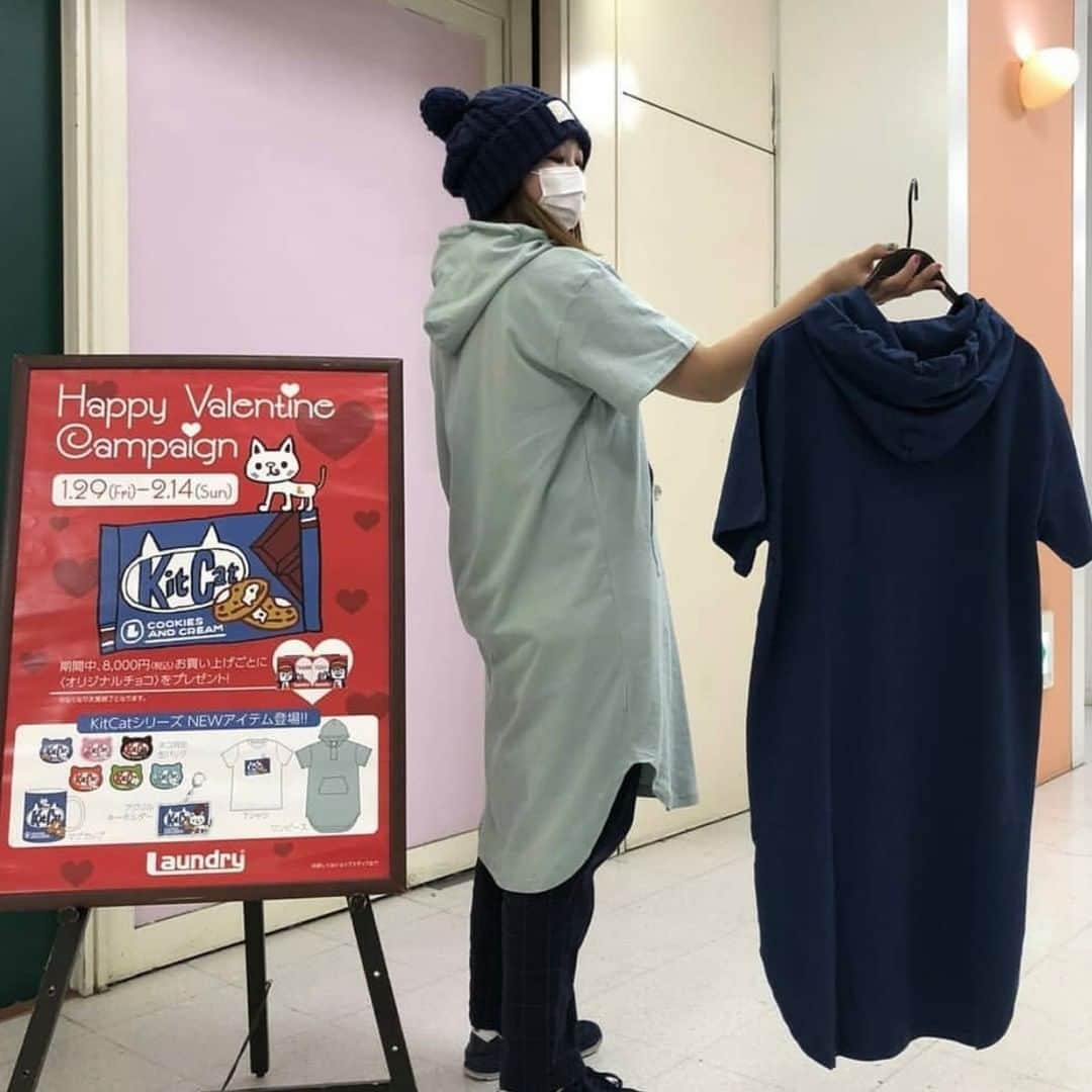 Laundry ランドリーさんのインスタグラム写真 - (Laundry ランドリーInstagram)「ついに本日発売☆KIT CATシリーズ💕  LAUNDRYのバレンタイン定番になりつつあるKITCAT😍 本日より税込8,000円お買い上げ毎に オリジナルパッケージのチョコレートももらえちゃいます✨  もちろん無くなり次第終了ですので お見逃しなく😋  今回も店舗のインスタグラムアカウントより 写真をお借りしました👍ありがとうございます✨  1.2枚目：ノベルティのチョコレート🍫 311-83017 KIT CATネコ型缶バッジ 各￥400+税 311-83019 KIT CATクッキー＆クリームマグカップ￥1,900+税 311-83018 KIT CATクッキー＆クリームアクリルキーホルダー ￥900+税 📸： @laundry_keiofuchu   3~5枚目：311-92016 KIT CATクッキー＆クリームTシャツ ￥4,200+税 ユニセックスXS/S/M/L ホワイト/ダークブルー/オレンジ 6~8枚目：311-02005 KIT CATクッキー＆クリームパーカーワンピース ￥5,500+税 レディースFREE ダークブルー/サックスブルー 📸： @laundry_ikebukuro   ＿＿＿＿＿＿＿＿＿＿＿＿＿  詳しいお知らせはプロフィールから ブランドサイトをチェック🧐 ⇒ @laundry_official  そしてそして、 #laundry038 をつけて投稿すると LAUNDRY公式アカウントにご紹介されちゃうかも🥰  #laundry #ランドリー #バレンタイン #バレンタインキャンペーン  #ハッピーバレンタイン #KITCAT #キットキャット #KIT #cat #猫 #チョコレート #チョコ  #ノベルティ  #Tシャツ #Tシャツコーデ #パーカーワンピース #ワンピース #ワンピースコーデ #ユニセックス #ユニセックスコーデ #レディース #レディースファッション  #コーディネート #ファッション #マグカップ #缶バッジ #キーホルダー #valentine #chocolate」1月29日 17時27分 - laundry_official